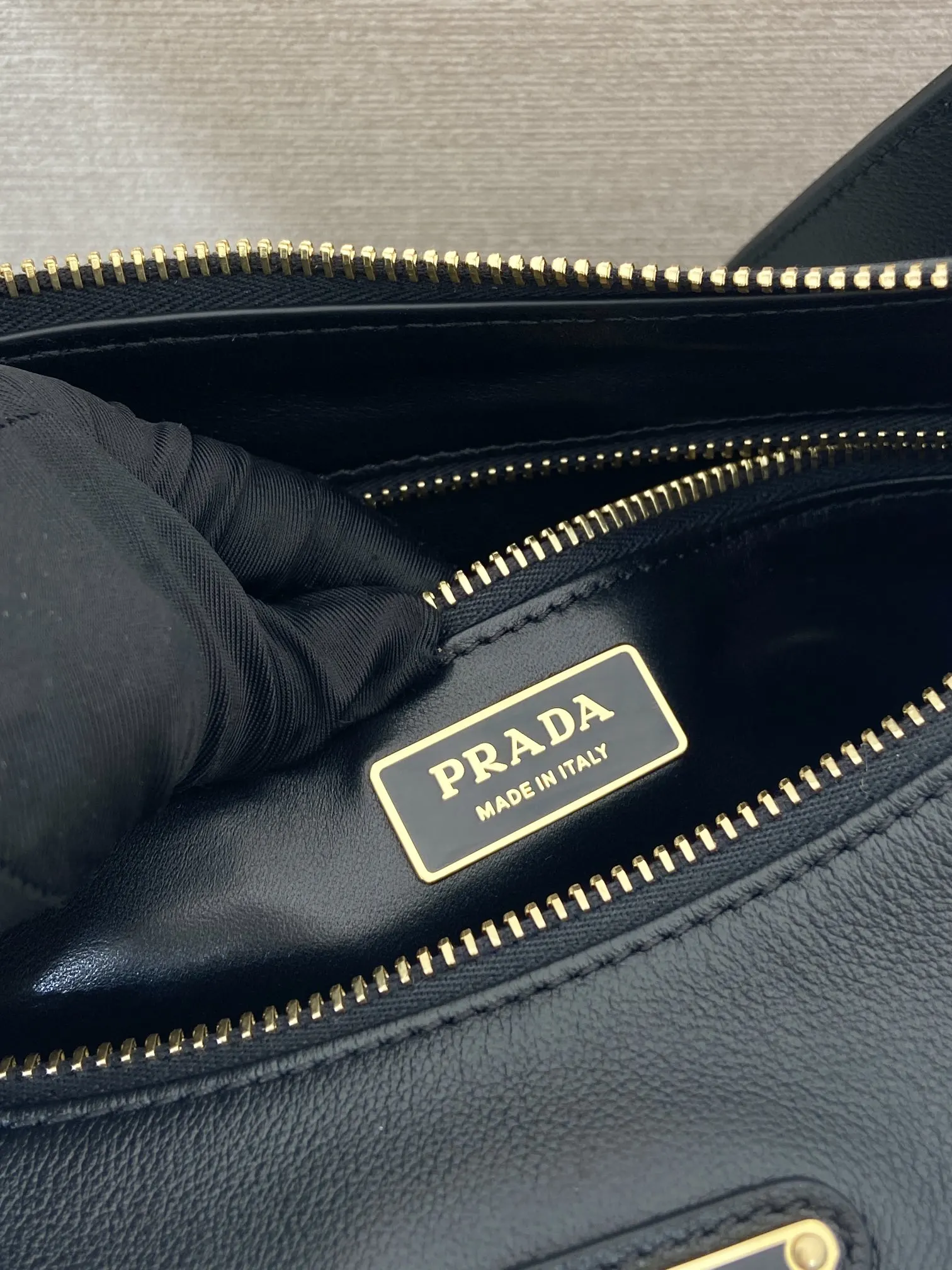PRADA 牛皮 三角标 腋下包 日常通勤款