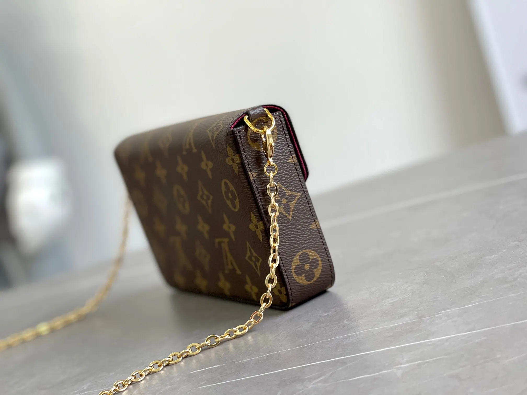 LV gold Monogram, chain bag, shoulder messenger model Image 2 LV gold Monogram, chain bag, shoulder messenger model Image 2