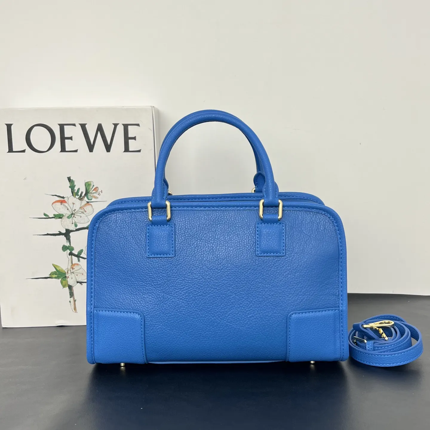 Loewe 牛皮手提包 精選款