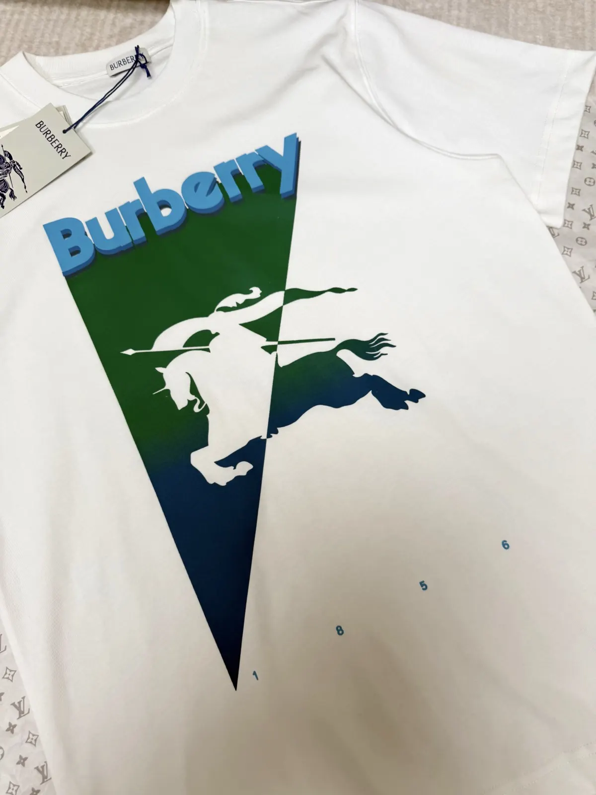 Burberry 白色 印花 短袖T恤 休閒百搭款(數字5) Burberry 白色 印花 短袖T恤 休閒百搭款(數字5)