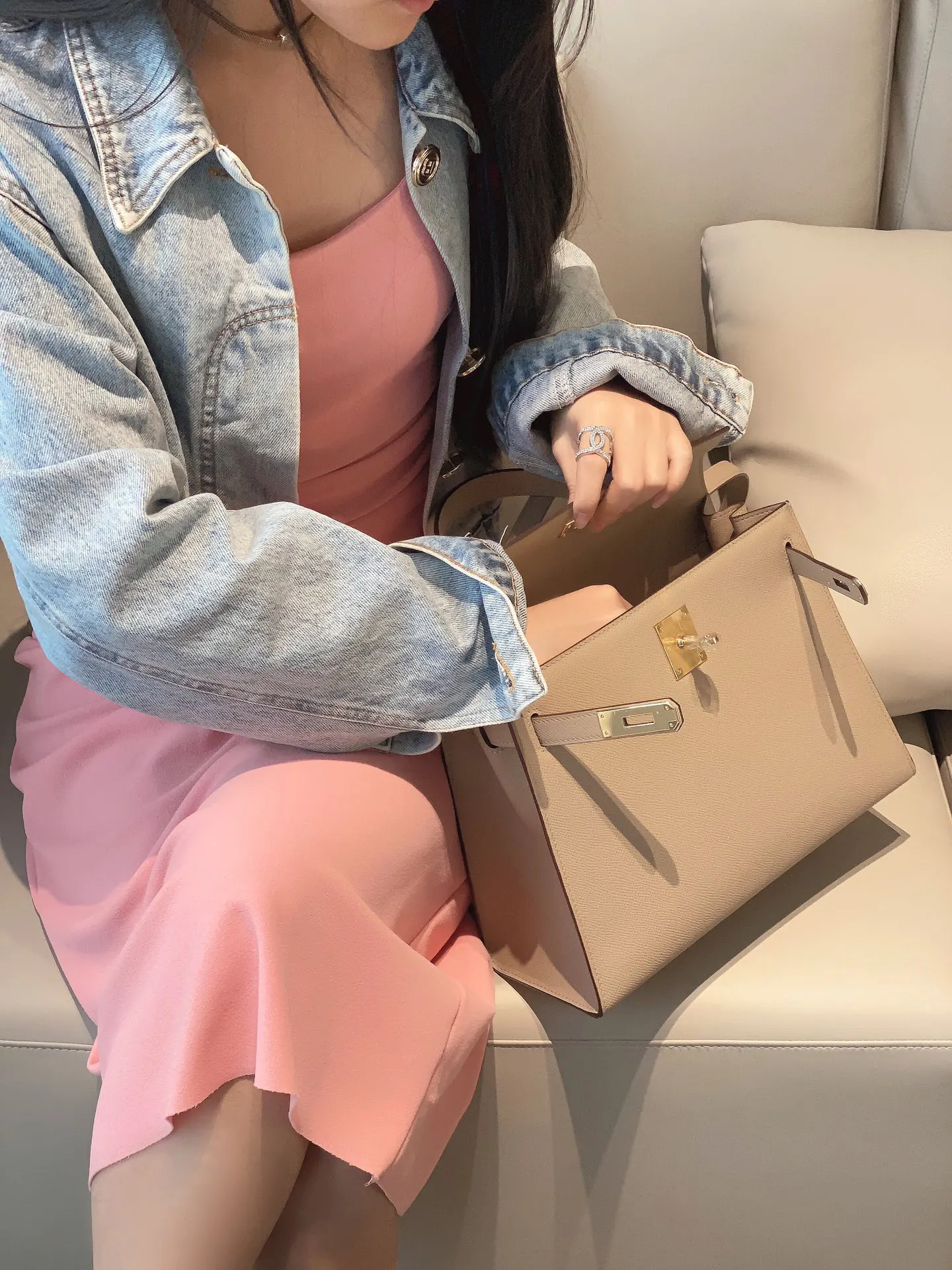 让人心情变好的不仅仅是多巴胺 还有优雅凯莉 好 斜背包 輕便斜挎款