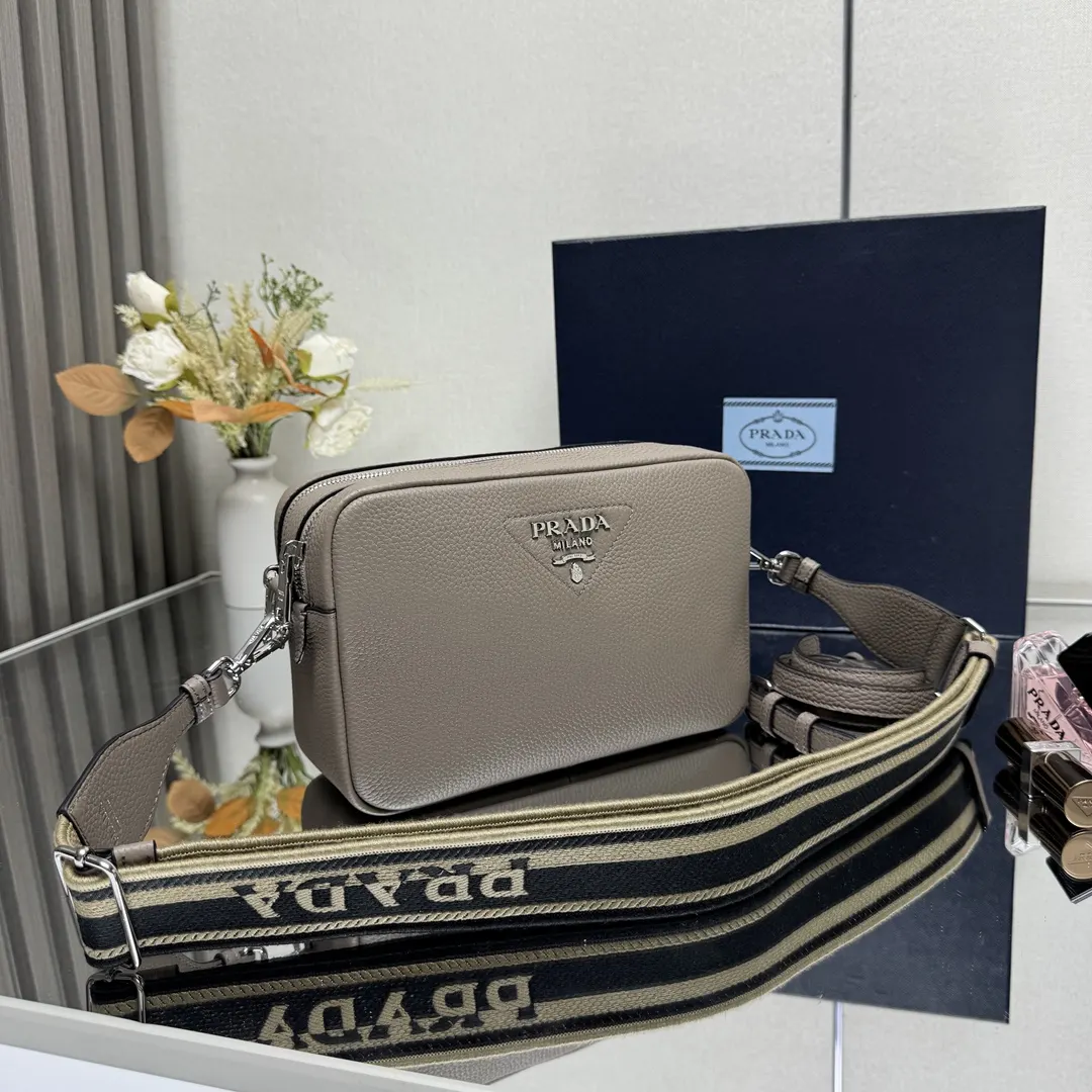 Prada 鹿皮 牛皮 双肩背包 轻便实用