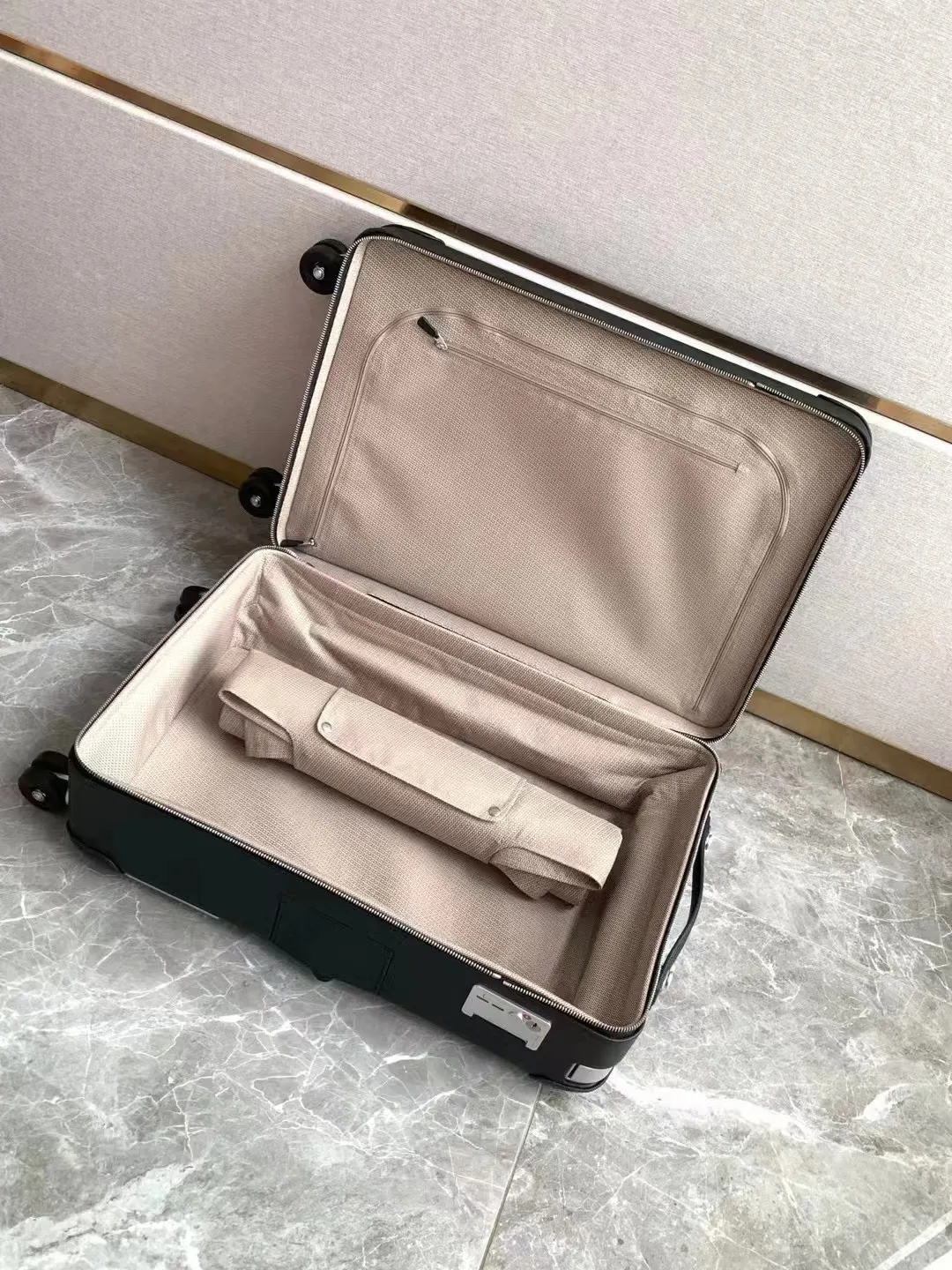 紅色 帆布 某马仕R S行李箱 有点东西在身上 旅行拉杆款 輕便出行款