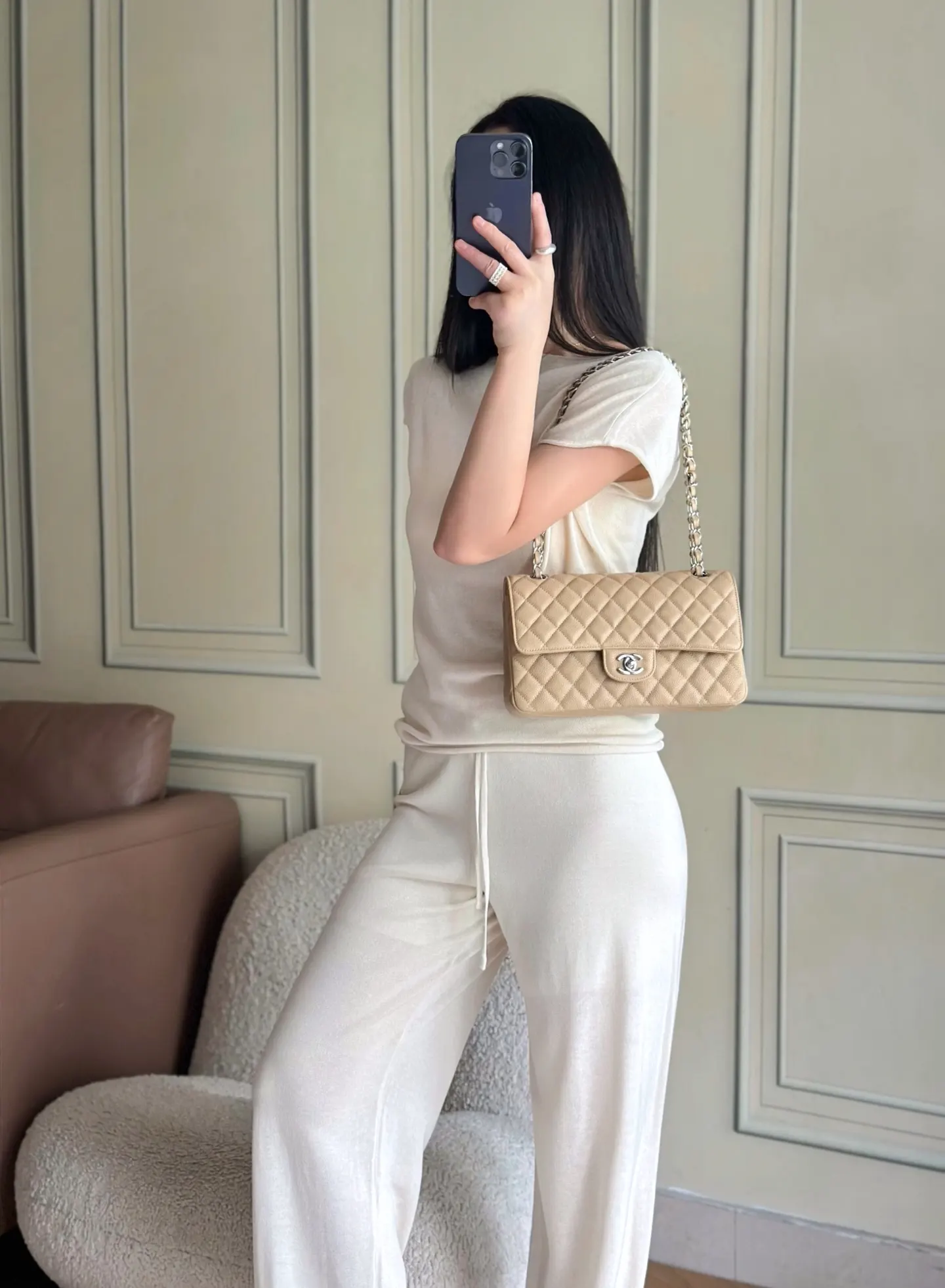 Chanel 米棕色鱼子酱牛皮翻盖链条包 金扣