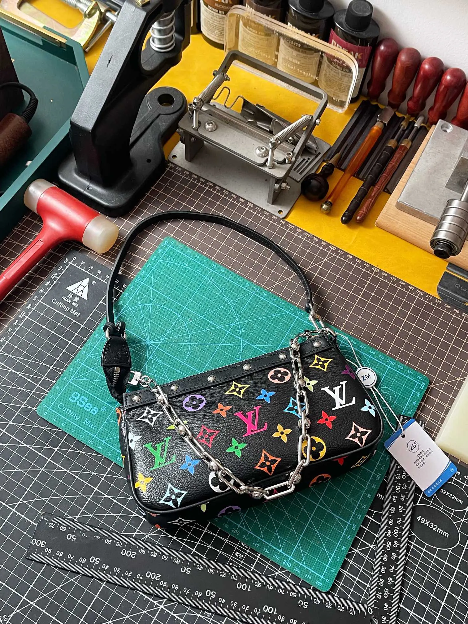 LV 牛皮 中免 动态码 黑彩 鏈條包 精致鏈條款