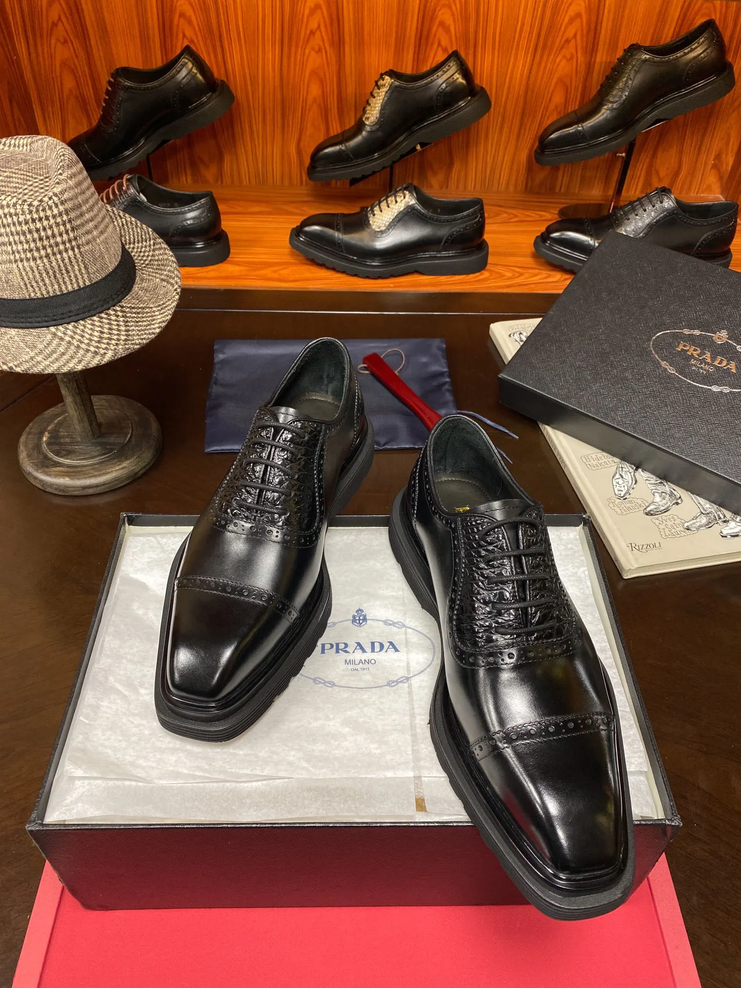 Prada 鳄鱼皮 牛皮 休闲鞋 舒适