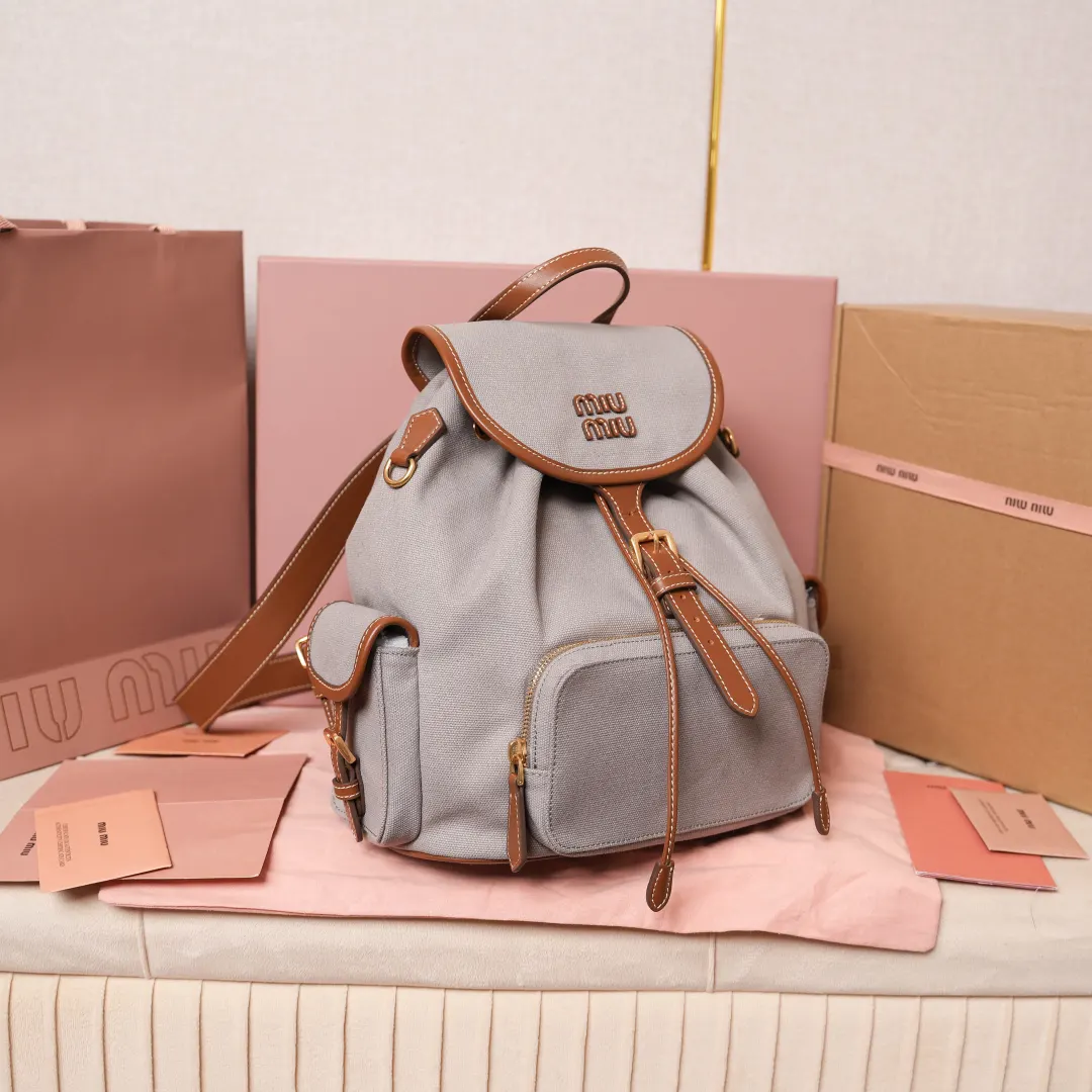 Miu 卡其 牛仔 小牛皮 雙肩包 实用雙肩款
