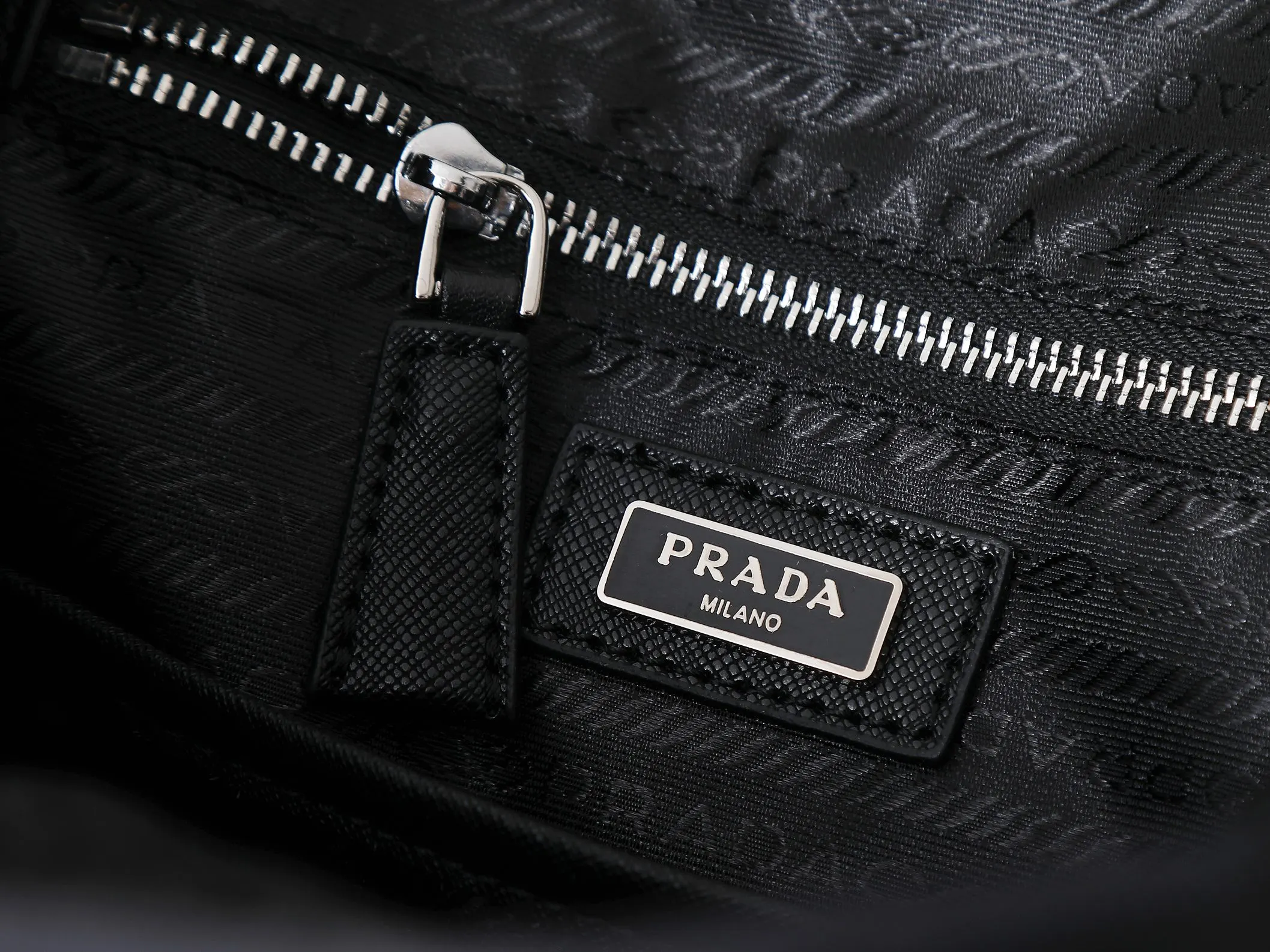 PRADA Re-Nylon尼龍 皮革 雙肩背包 輕便实用款
