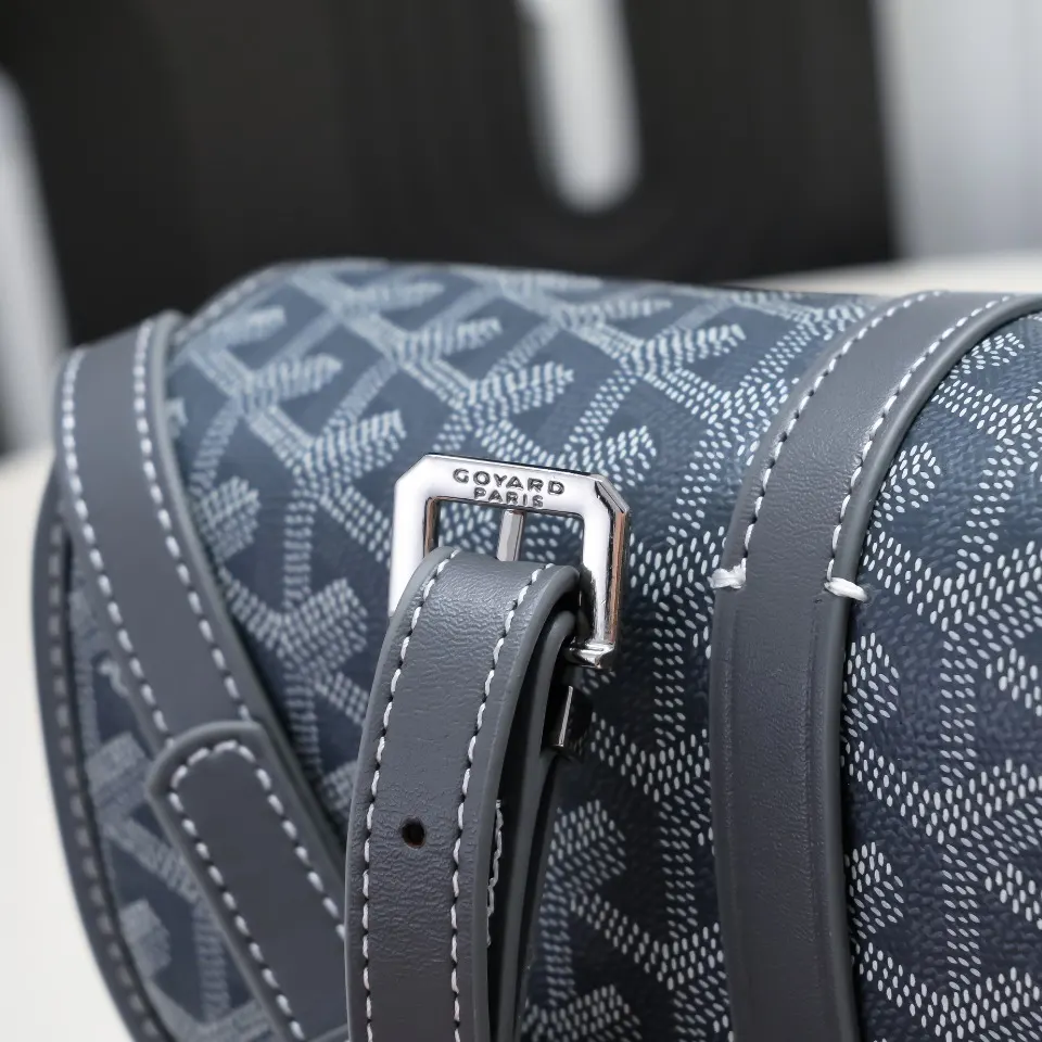 Goyard 灰色 皮质镶边以线条的方式凸显出包身轮廓 翻盖的皮质内衬亦 收纳包 旅行收纳款