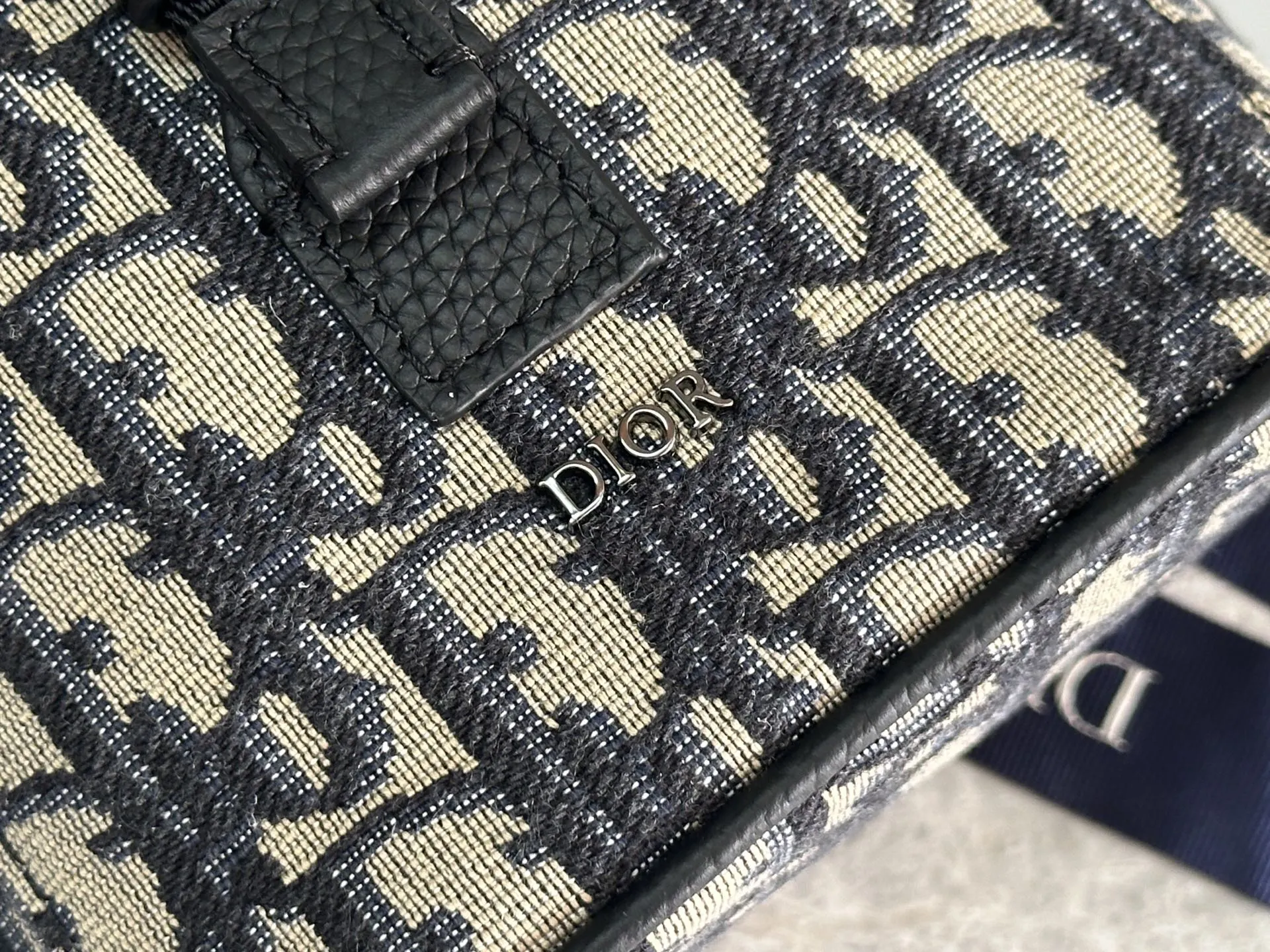 Dior 黑色蕾丝镂空水桶包 斜挎