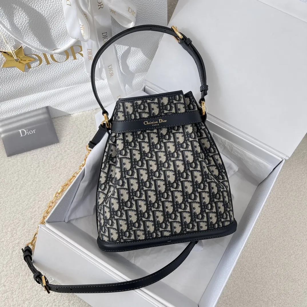 批 水桶包 中号 优雅而 链条包 精致链条款