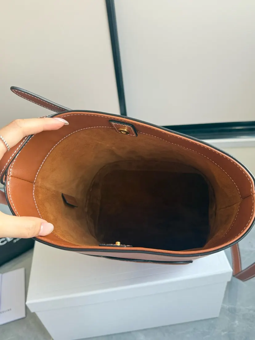 棕色 牛皮 cuir水桶包 棕色 凯旋门浮雕全皮斜挎水桶 低调简 休閒水桶款