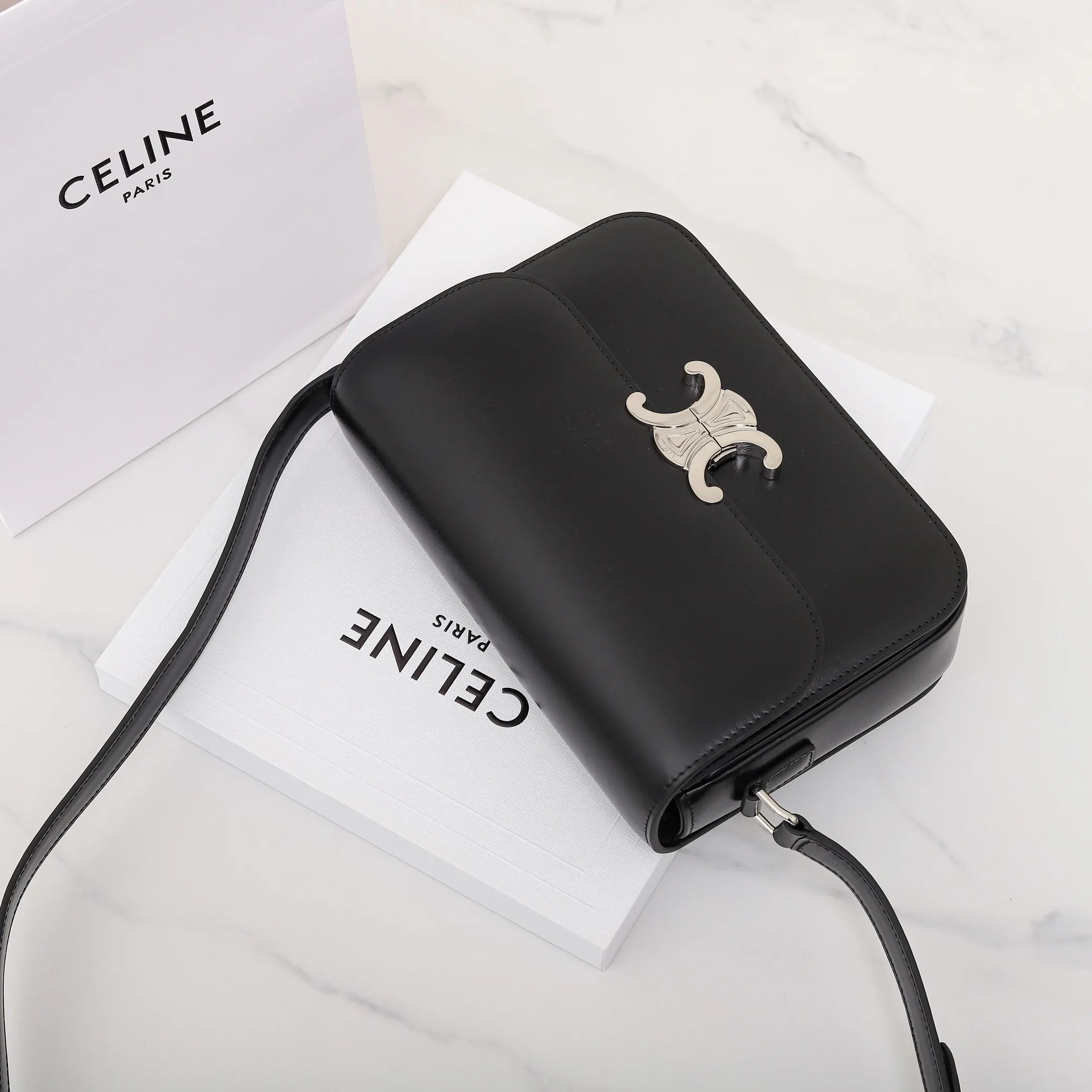 Celine 牛皮 将復古元素与品牌一向拿手的利落线条向结合 气质高贵 水桶包 休閒水桶款