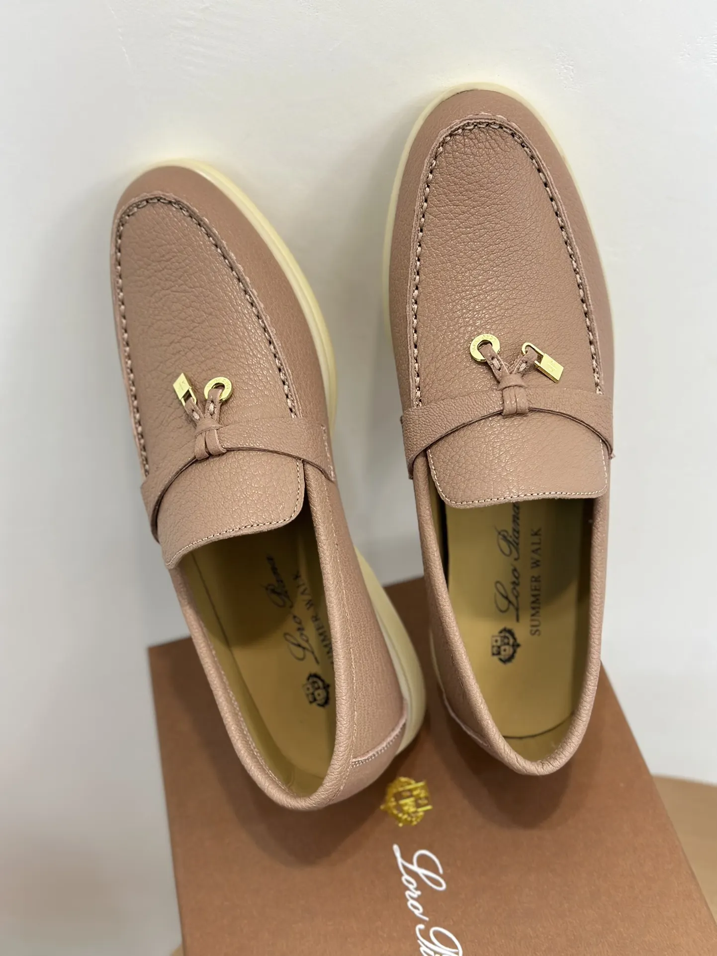 Loro Piana 拖鞋 轻便舒適款(數字2) Loro Piana 拖鞋 轻便舒適款(數字2)