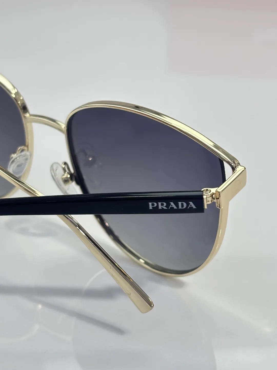 Prada 墨镜 时尚防晒款 款2