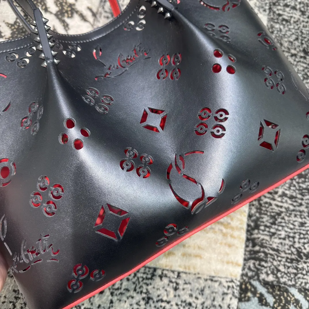 黑色 CL红底包包 Cabarock 系列黑色镂空铆钉提手 托特包 大容量托特款