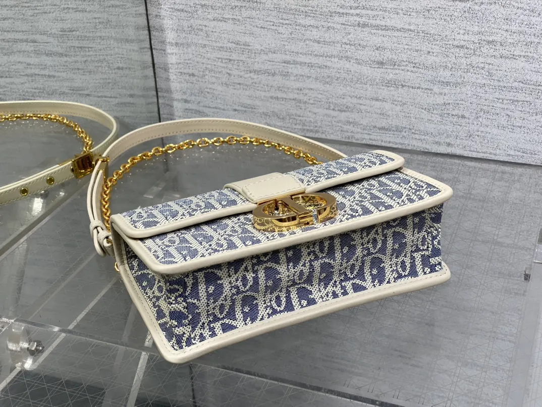 Dior 白色小牛皮鏈條包 手提斜挎(數字8) Dior 白色小牛皮鏈條包 手提斜挎(數字8)
