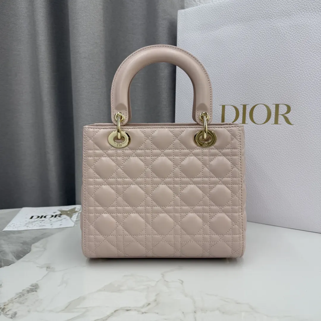 Dior Lady Dior 米色羊皮卡夹 标签细节款