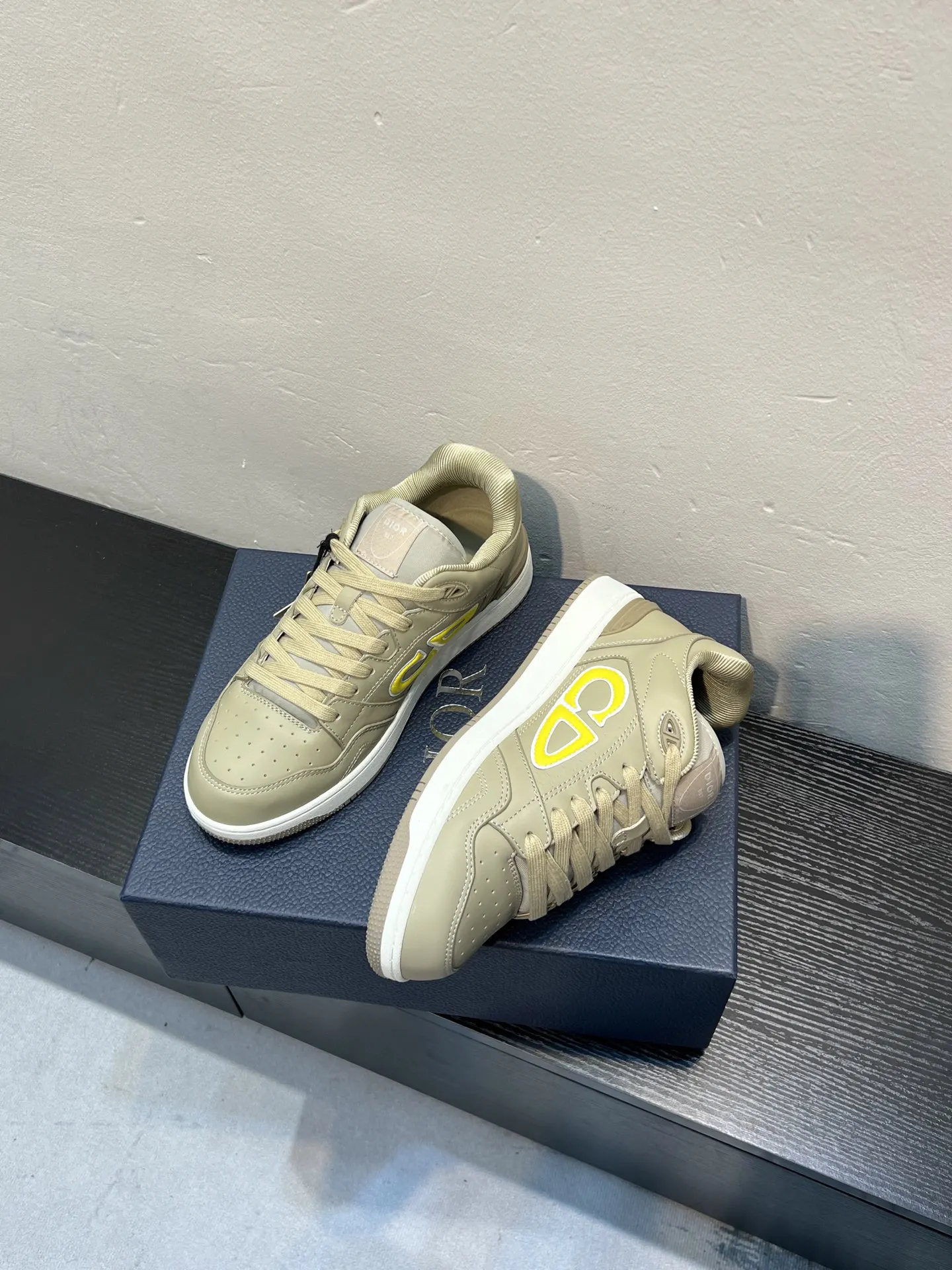 Dior Oblique White Leather Sneakers Image 4 Dior Oblique White Leather Sneakers Image 4