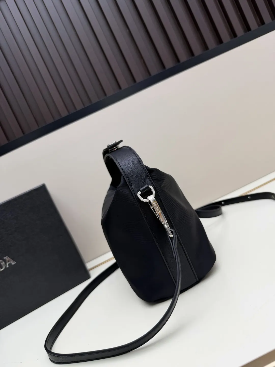 Prada 黑色 皮革 批 三角logo黑色單肩包 采用优质皮 收納包 旅行收納款