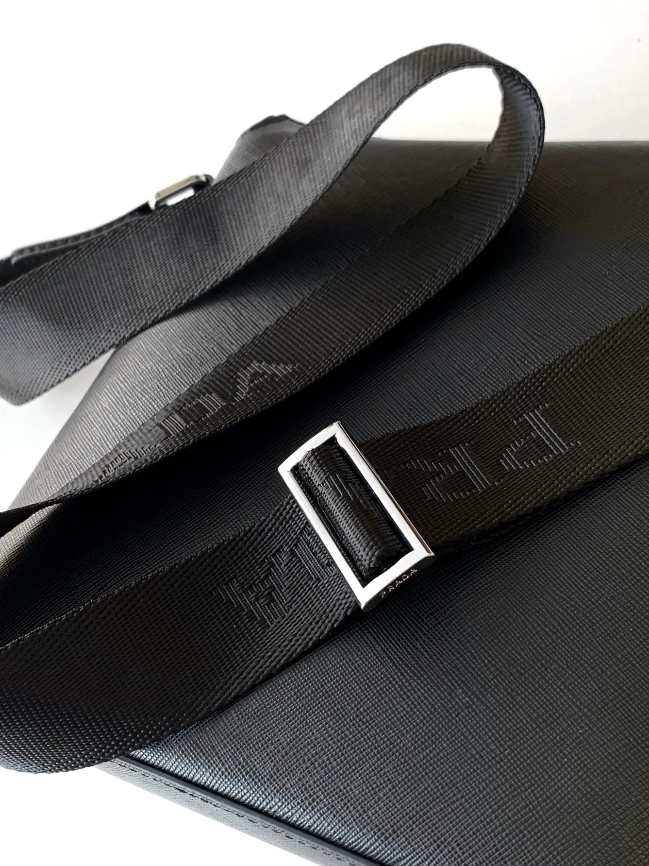 PRADA 黑色 Logo 斜挎包 日常通勤款