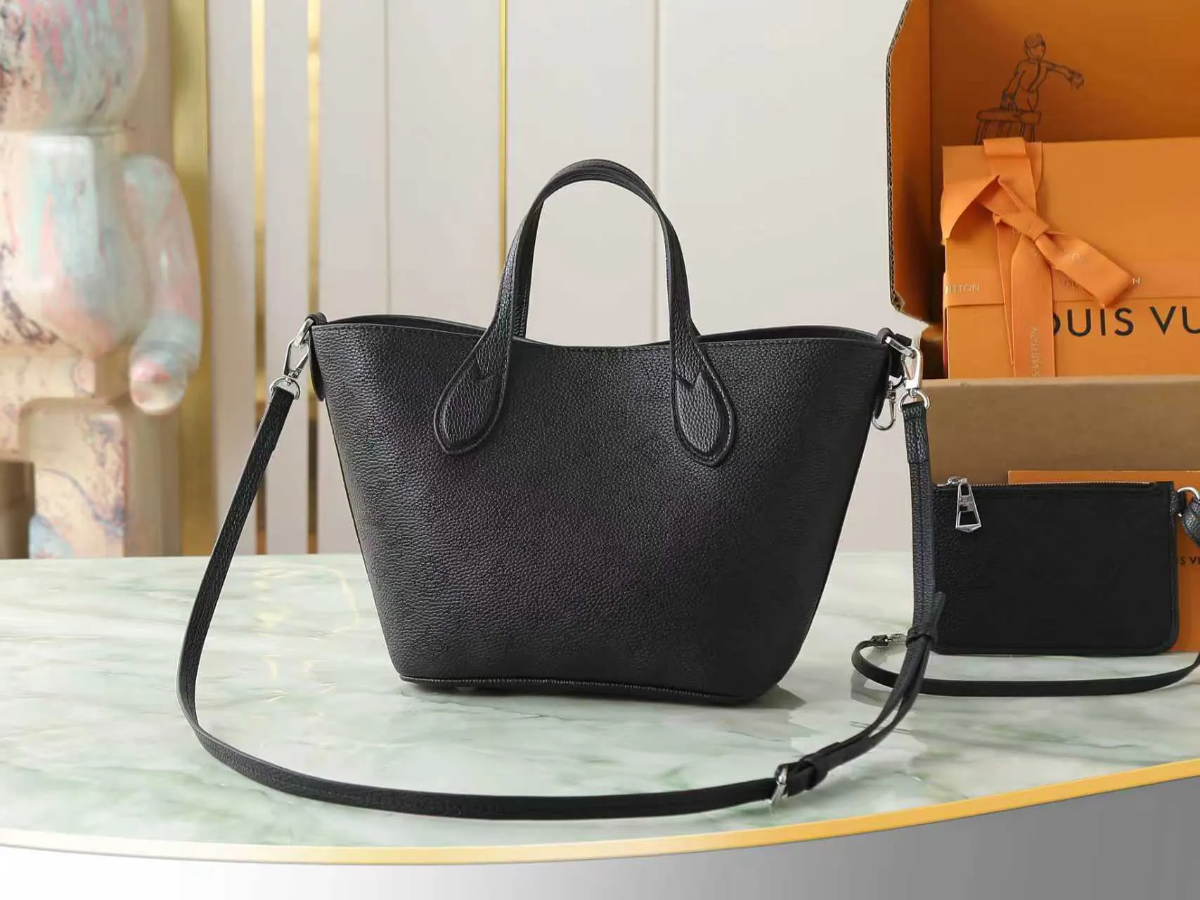 LV black, tote bag, large-capacity commuter model Image 3 LV black, tote bag, large-capacity commuter model Image 3