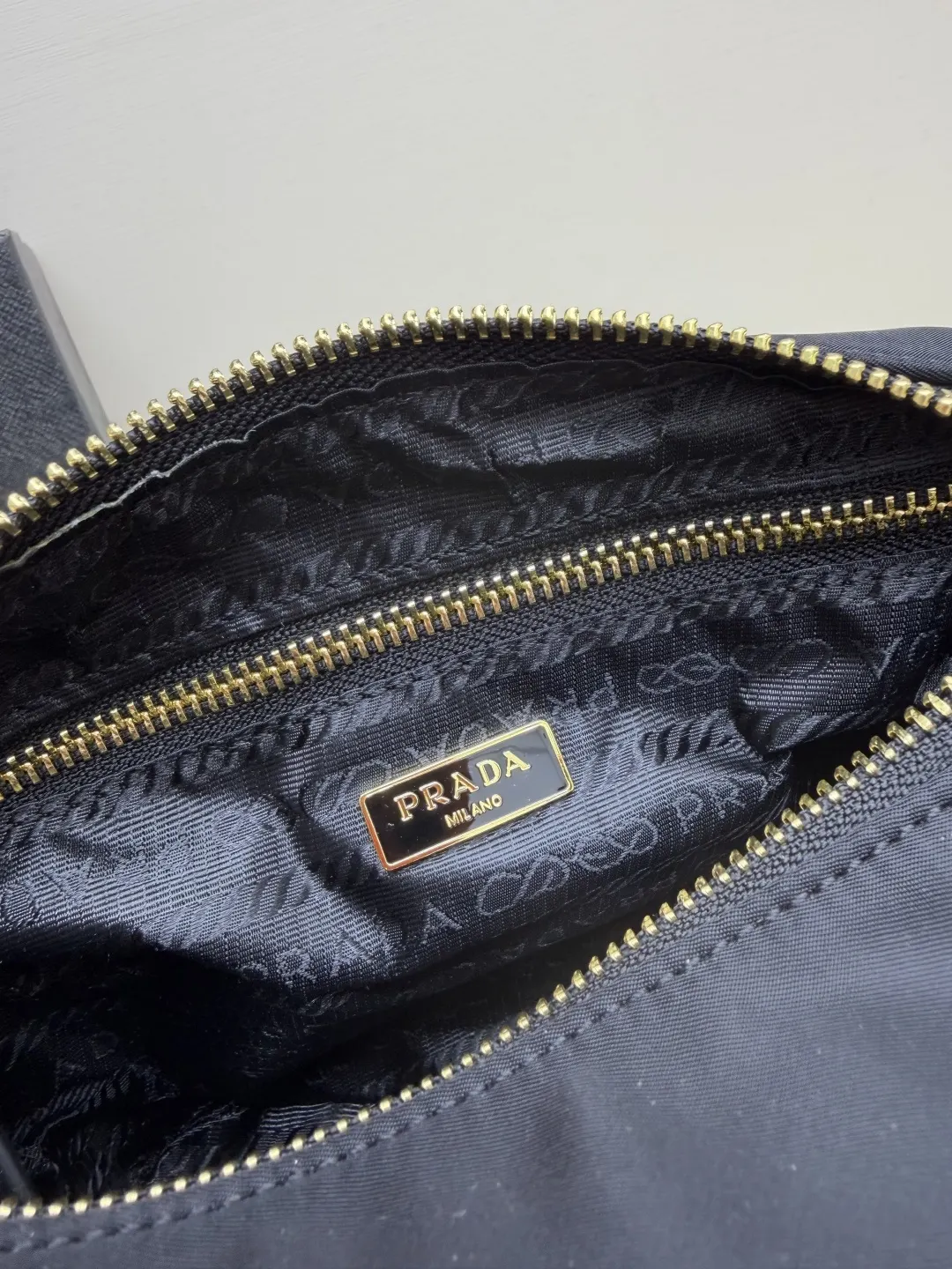 Prada 黑色 皮革 批 三角logo黑色單肩包 采用优质皮 收納包 旅行收納款