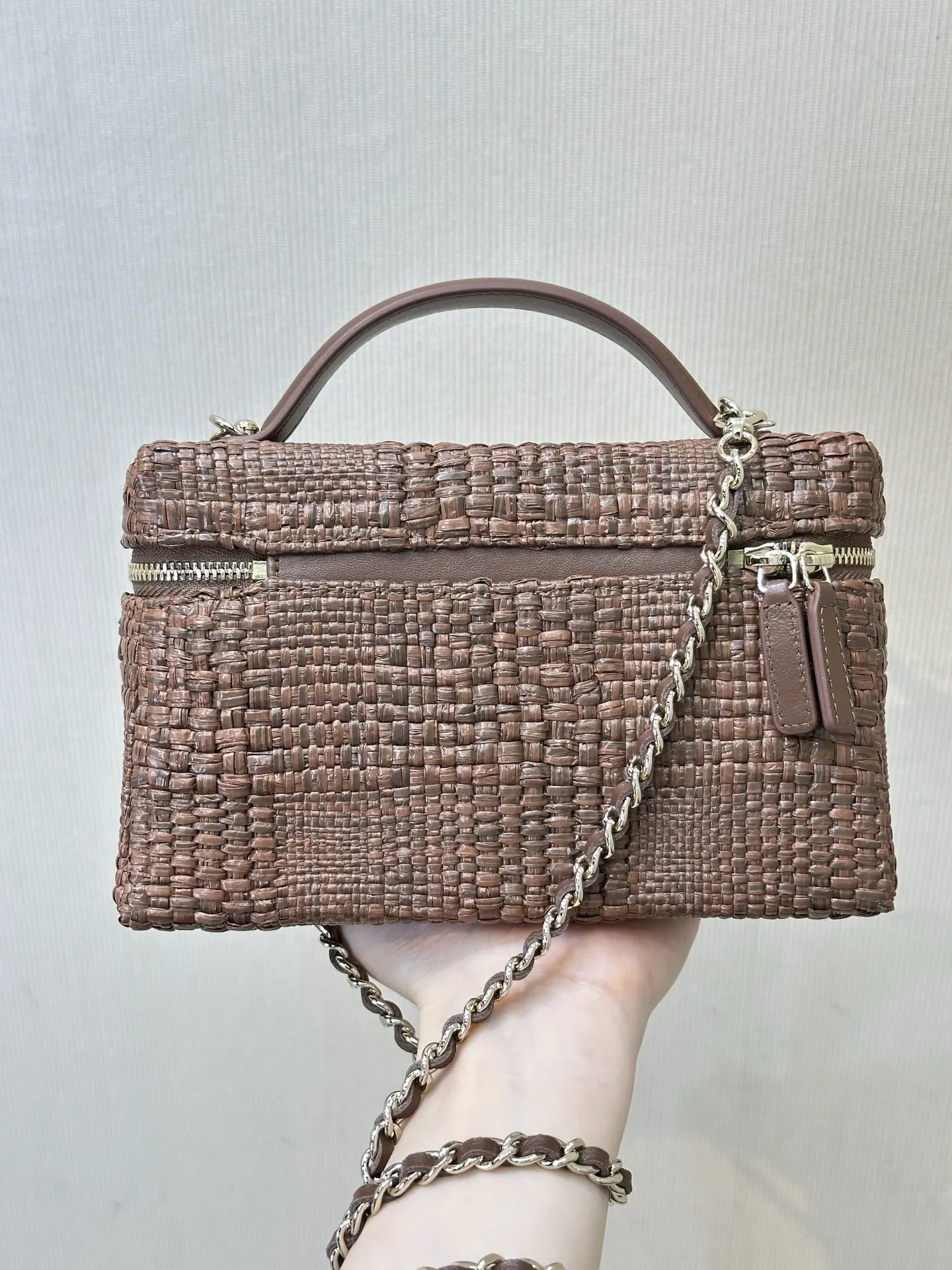 CHANEL 经典的双c加上今年的编织元素 又多了一丝丝的老钱感 斜挎包 轻便斜挎款