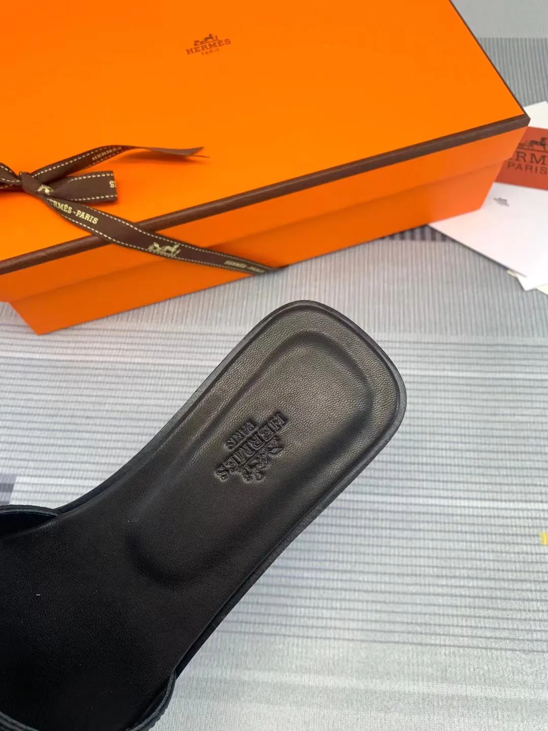 Hermès Oran 全黑 拖鞋 舒適(數字6) Hermès Oran 全黑 拖鞋 舒適(數字6)