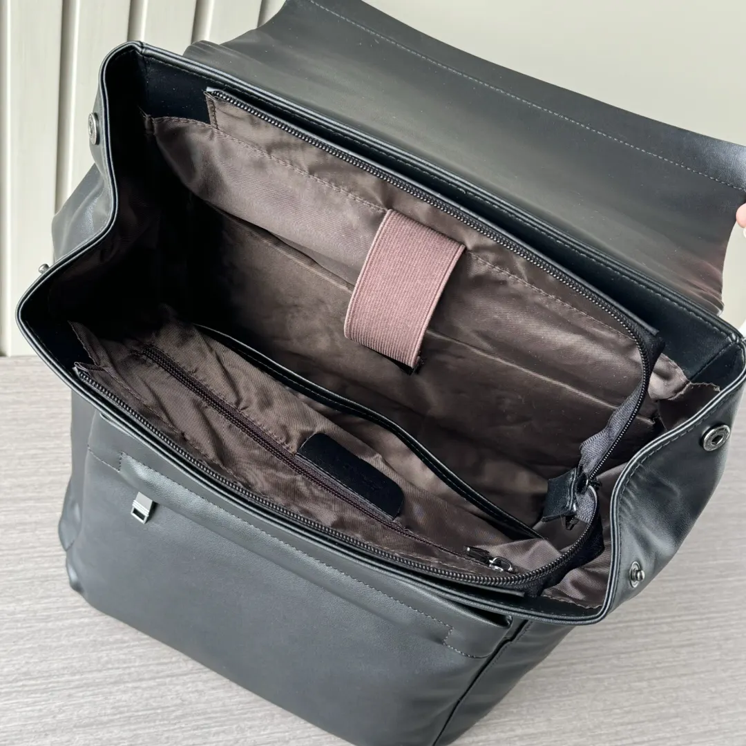 PRADA 黑色 牛皮 Logo 双肩背包 轻便实用款