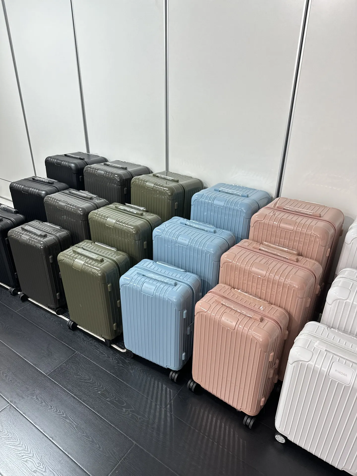 收到一批zheng品行李箱 都是 来的 旅行拉杆款 轻便出行款