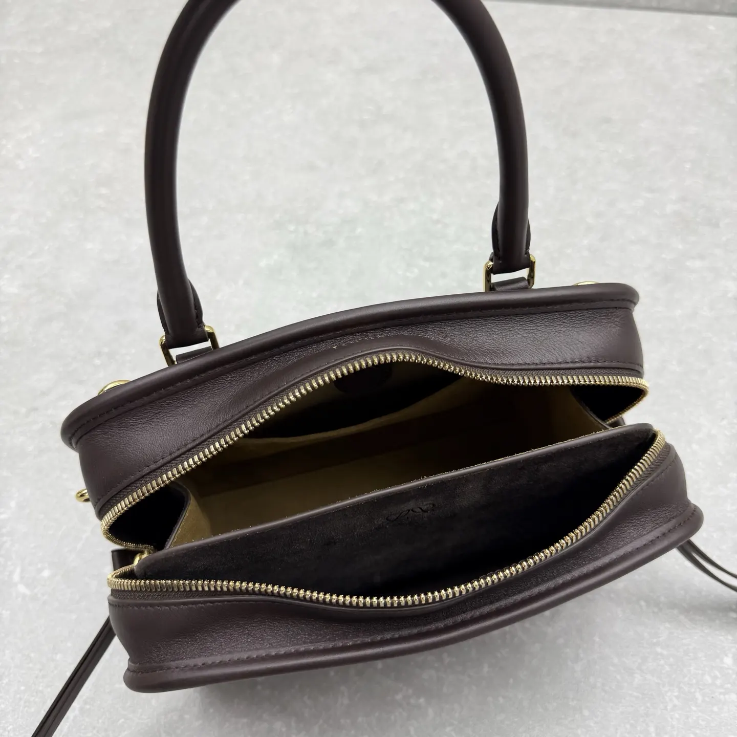 Loewe 皮革 {小全皮咖啡}出 Amazona 手袋 斜背包 輕便斜挎款(數字9) Loewe 皮革 {小全皮咖啡}出 Amazona 手袋 斜背包 輕便斜挎款(數字9)
