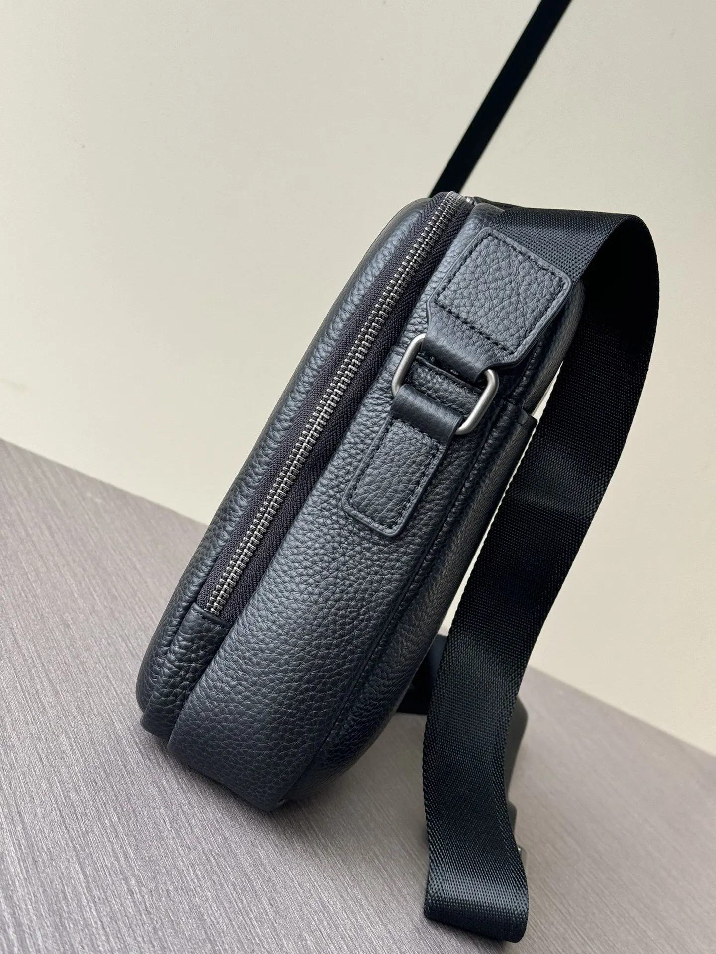 PRADA 黑色 牛皮 Logo 斜挎包 日常通勤款