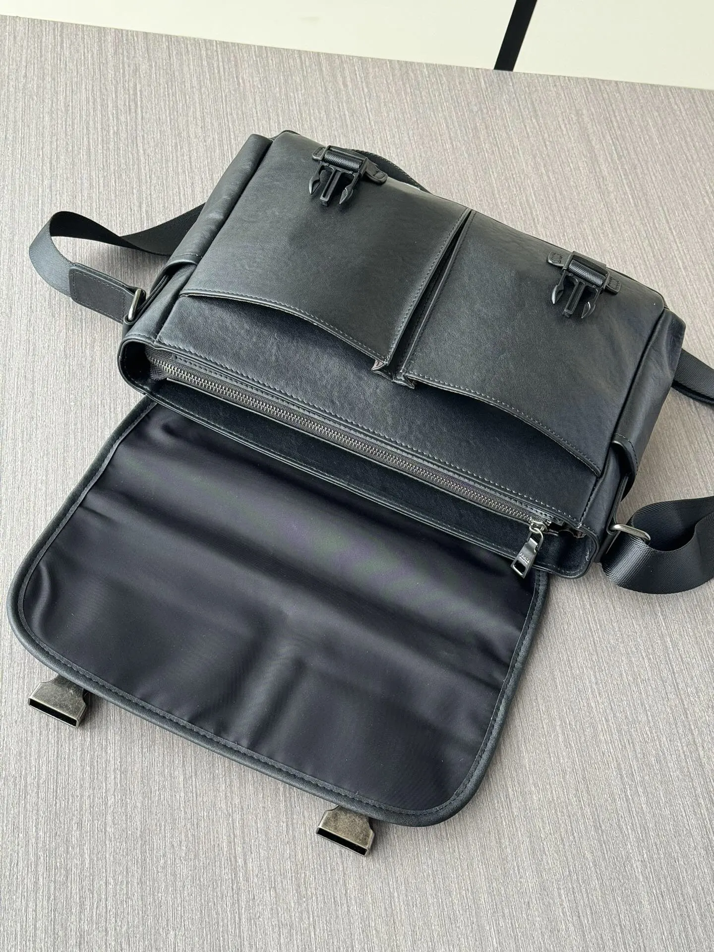 PRADA 黑色 牛皮 Logo 斜挎包 日常通勤款
