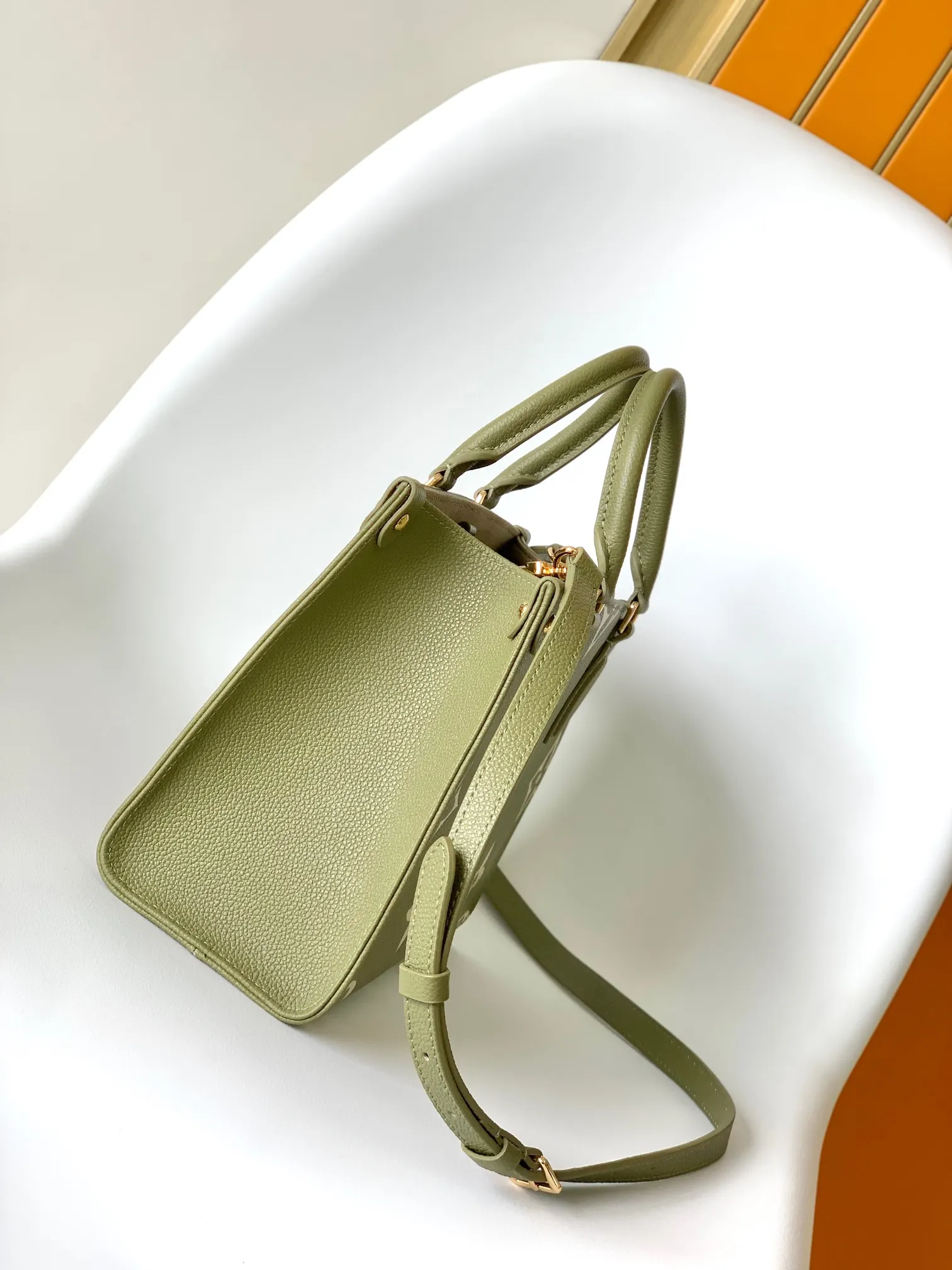 LV Onthego green, tote bag, large-capacity commuter model Image 2 LV Onthego green, tote bag, large-capacity commuter model Image 2