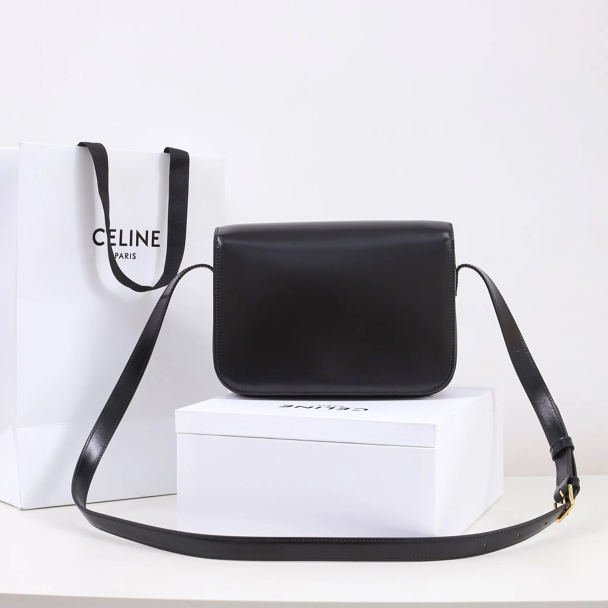 Celine 牛皮 将复古元素与品牌一向拿手的利落线条向结合 气质高贵 水桶包 休闲水桶款