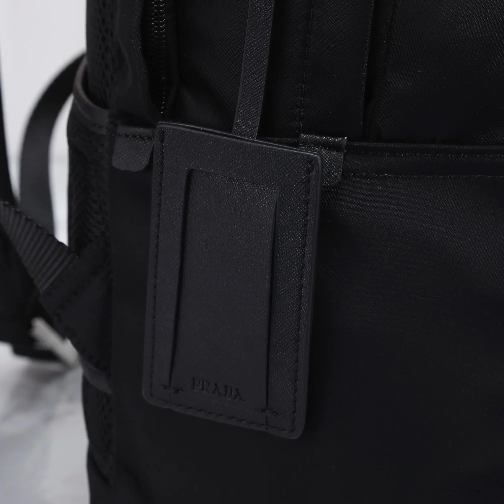 PRADA 黑色 Re-Nylon尼龙 Saffiano十字纹牛皮 双肩背包 轻便实用款