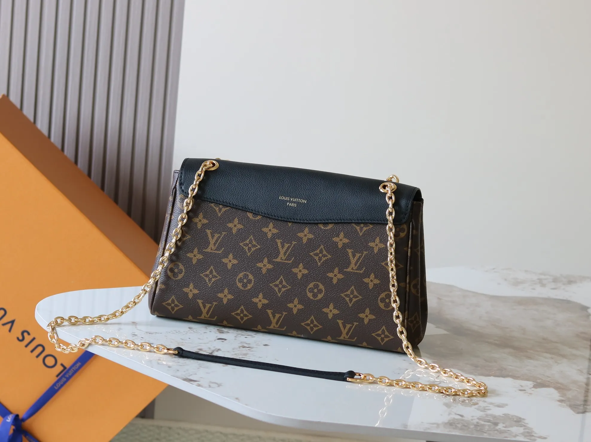 LV black and brown color scheme chain bag, shoulder crossbody model Image 3 LV black and brown color scheme chain bag, shoulder crossbody model Image 3