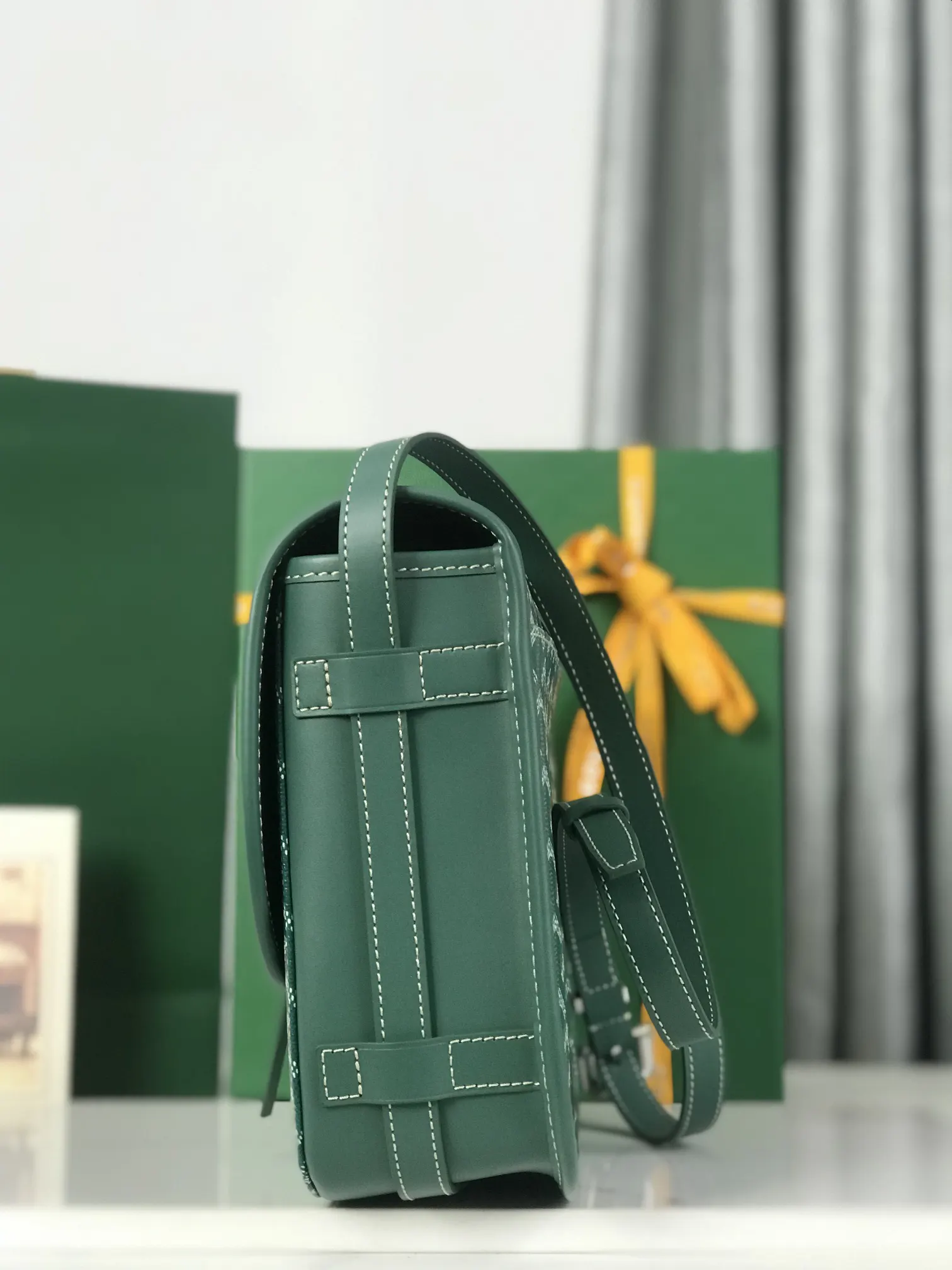 Goyard 皮質镶边以线条的方式凸显出包身轮廓 翻盖的皮質内衬亦 收納包 旅行收納款