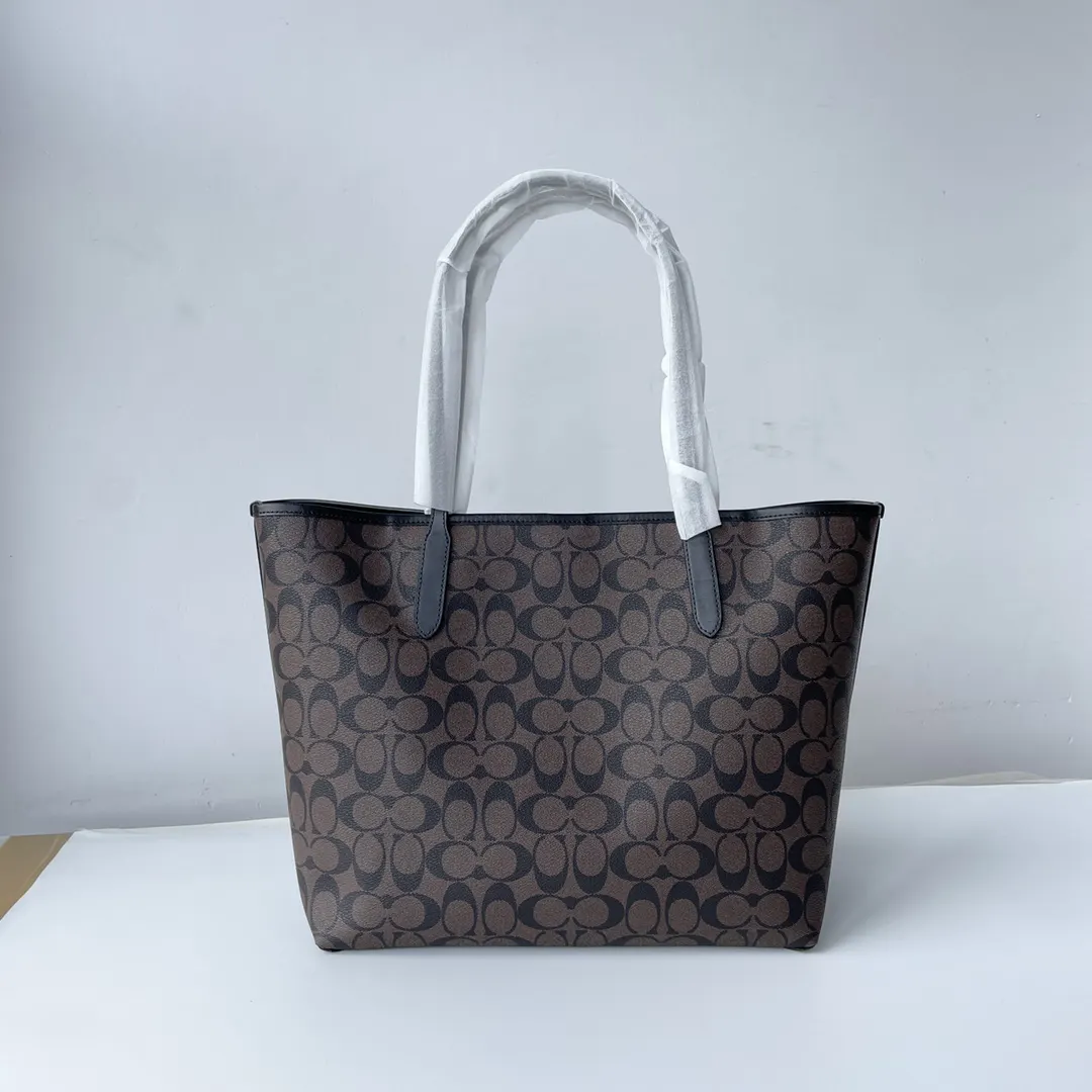 Coach 老花 帆布 新奥莱款双面托特包 的老花图案可以 大容量托特款