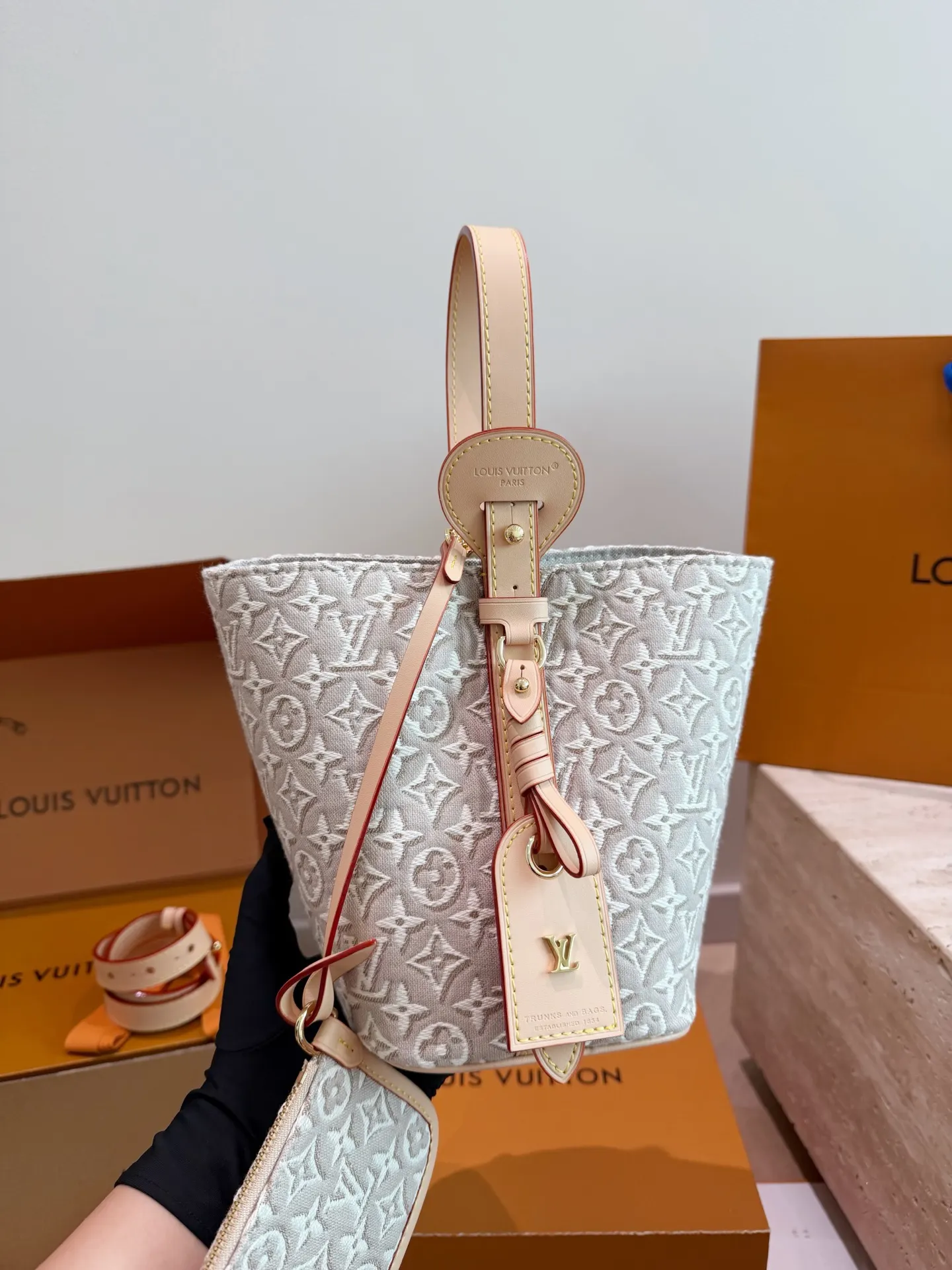 LV 牛皮 浅色帆布轻微防水 日常通勤或休闲都很适合 斜挎包 轻便斜挎款