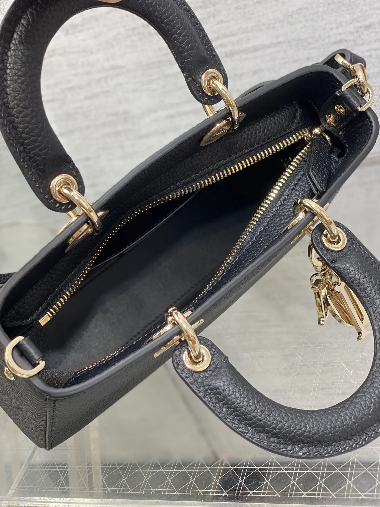 Dior 黑色 牛皮 进口 牛皮横款戴妃包 Lady 手提包 通勤手提款(數字9) Dior 黑色 牛皮 进口 牛皮横款戴妃包 Lady 手提包 通勤手提款(數字9)