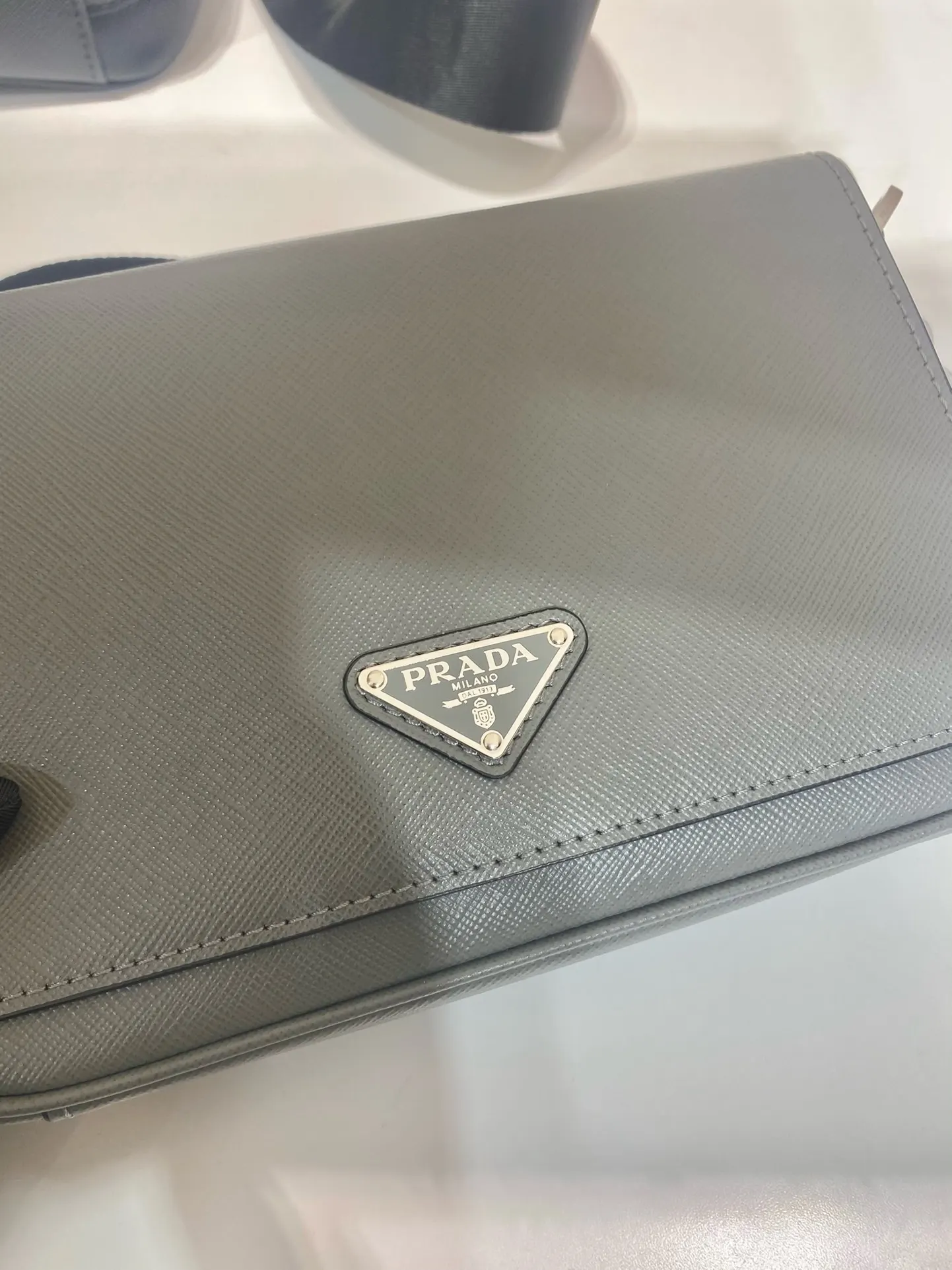 Prada Re-Nylon 2VD059 尼龙 Saffiano十字纹牛皮 单肩包