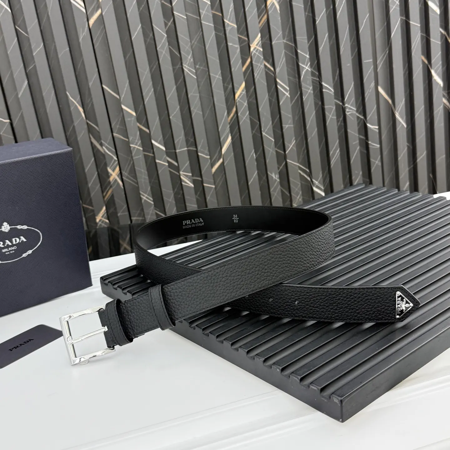 Prada Saffiano 皮革 三角标 腰带