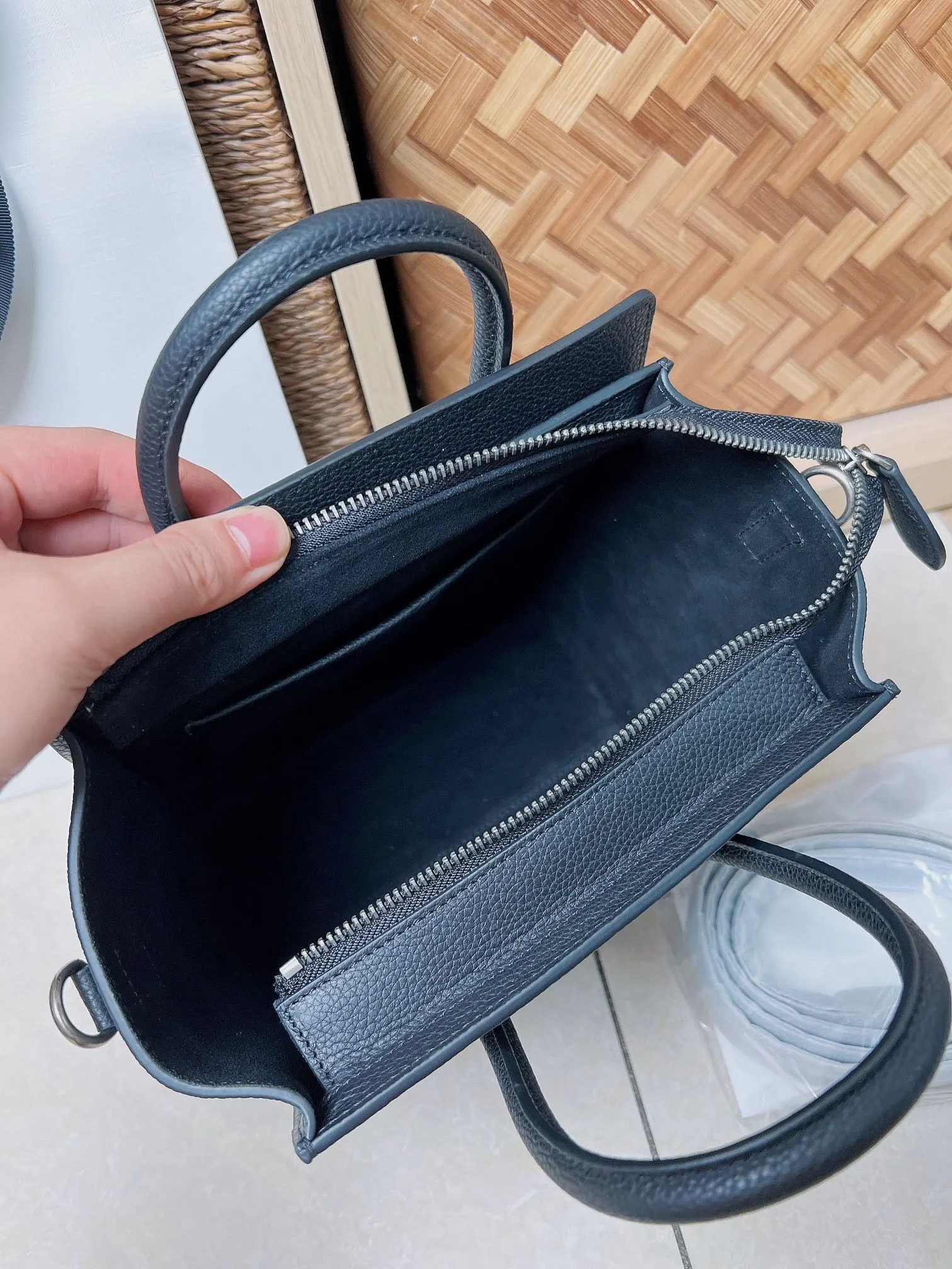 Crossbody Bag Lightweight Leather Image 9 Crossbody Bag Lightweight Leather Image 9