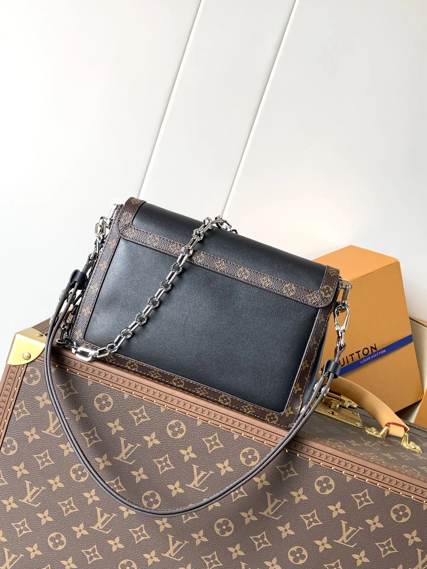 LV 牛皮 字母跃现于翻盖之上 与可拆卸链条相映成趣 链条包 精致链条款