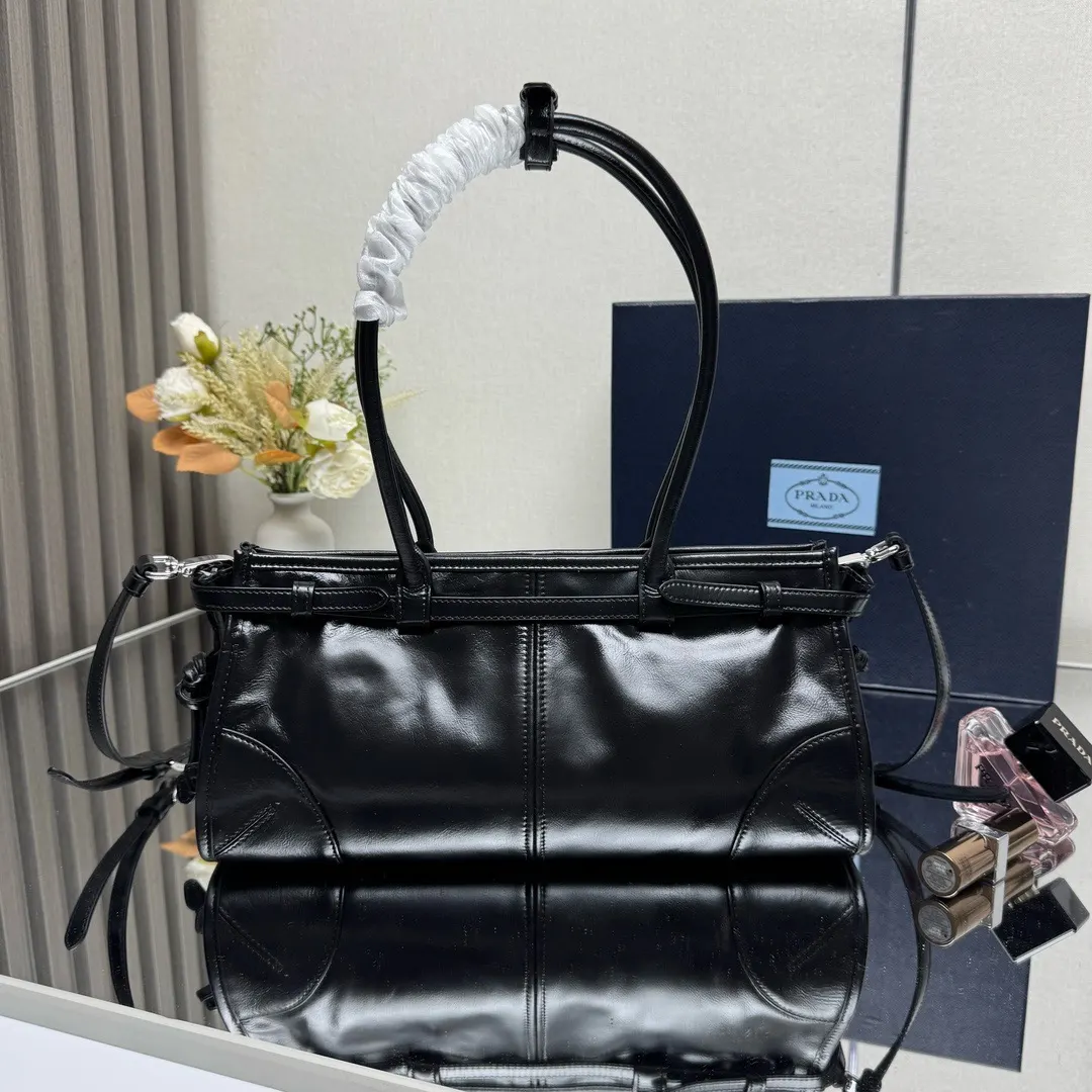 PRADA 斜挎包 日常通勤款