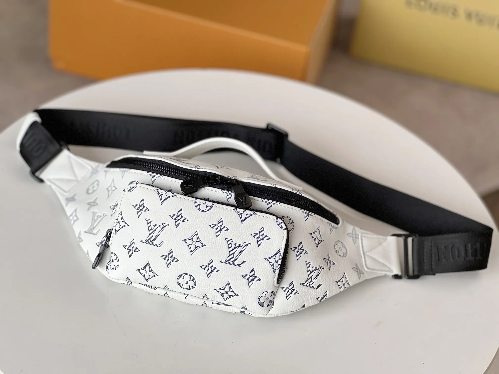 白色 牛皮 贴身构型方便取放主隔层物品 可调节背带实现系腰 肩背 腰包 休闲腰包款