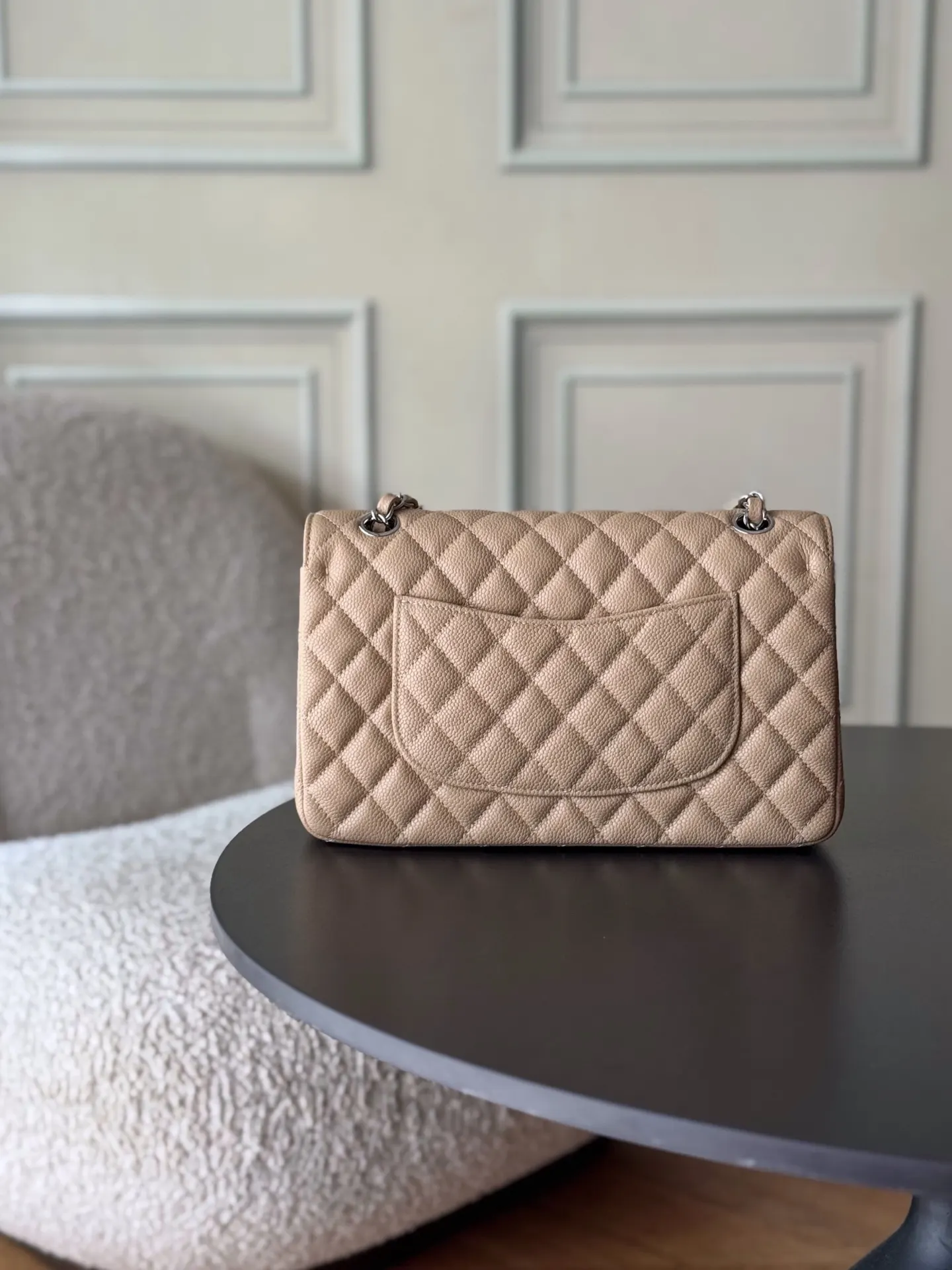 Chanel 米棕色鱼子酱牛皮翻盖链条包 金扣