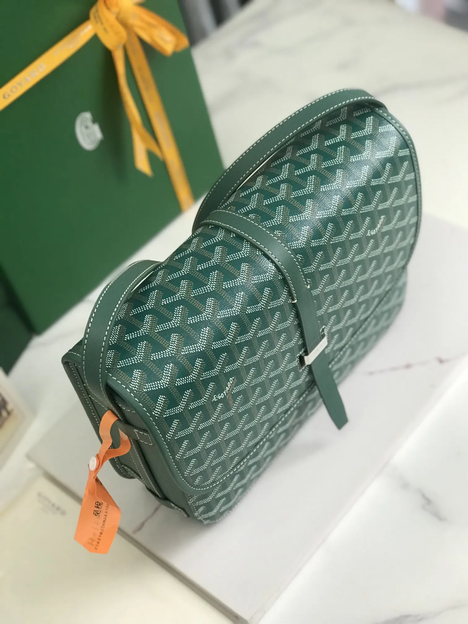 Goyard 皮質镶边以线条的方式凸显出包身轮廓 翻盖的皮質内衬亦 收納包 旅行收納款